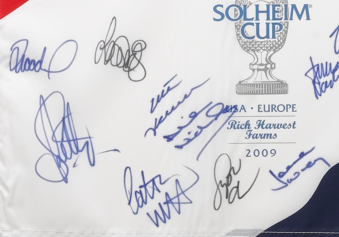 Foto firmata e bandiera delle partite di Solheim Cup della squadra statunitense ed europea, 2009 in vendita 2
