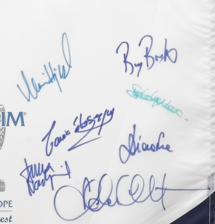 Solheim Cup Matches Equipo de EE.UU. y Europa Foto firmada y bandera, Circa 2009 en venta 1