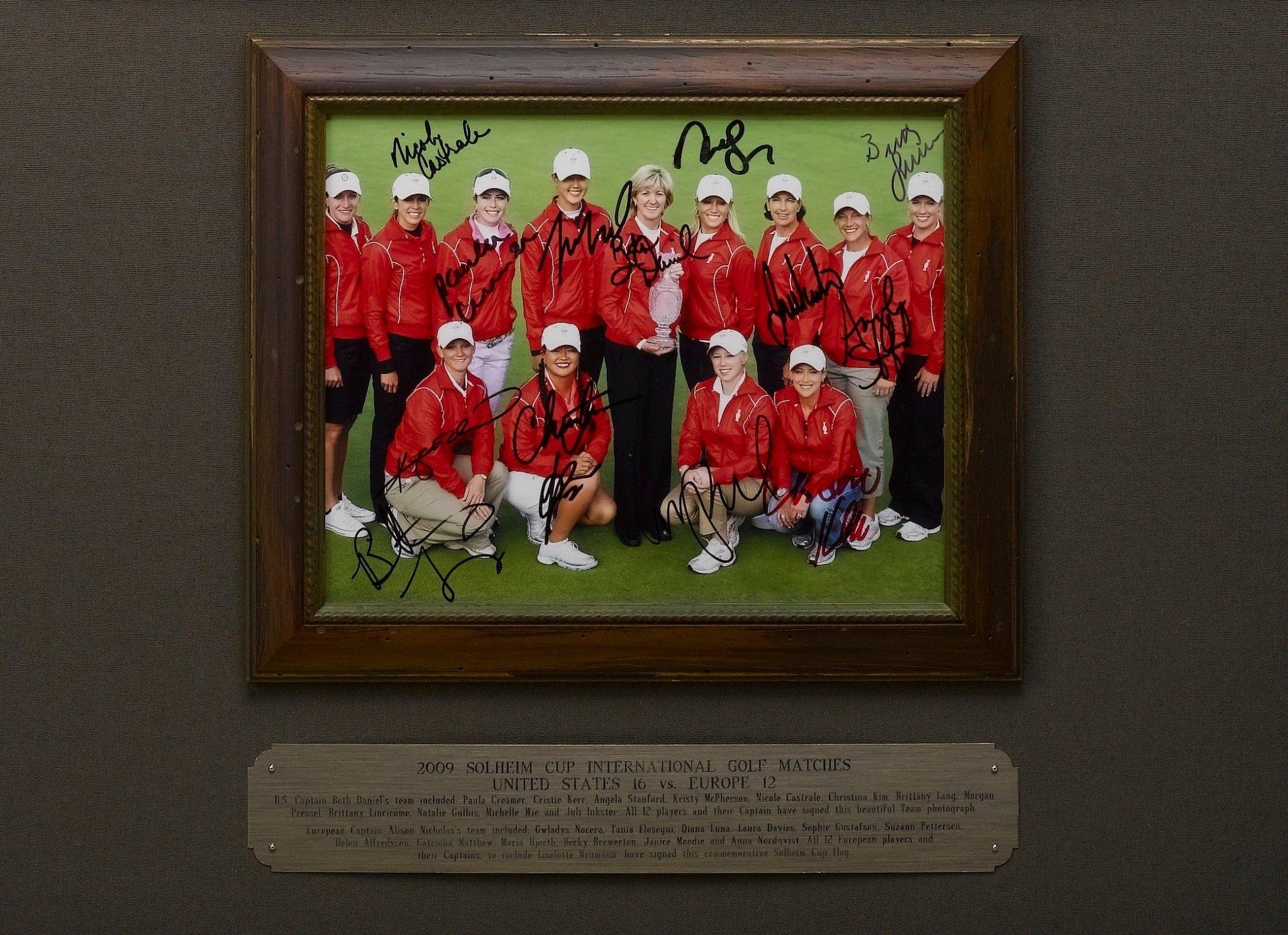 Solheim Cup Matches Equipo de EE.UU. y Europa Foto firmada y bandera, Circa 2009 en venta 3