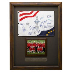 Foto e bandiera firmata delle partite di Solheim Cup della squadra statunitense ed europea, CIRCA 2009