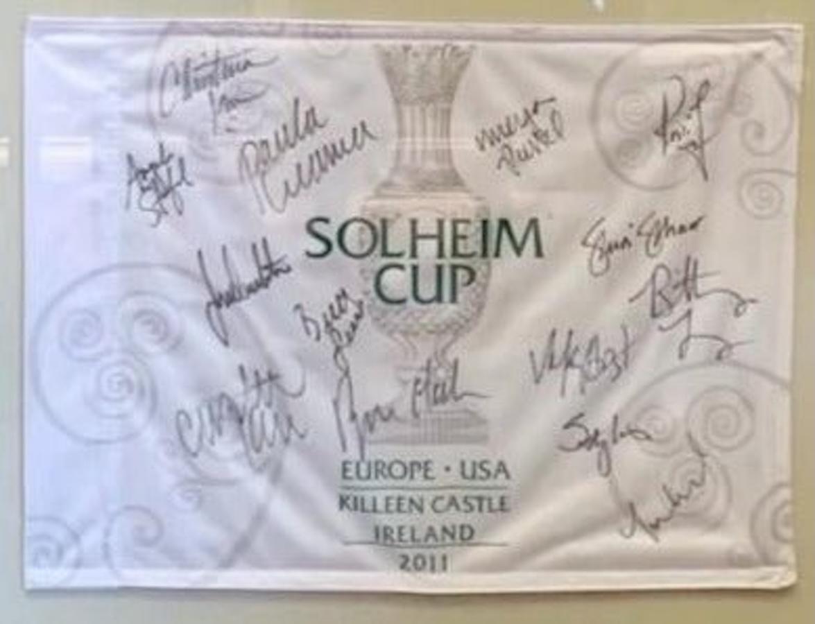 Partidos de la Copa Solheim Equipo de EE.UU. Firmado Pin Bandera, EE.UU. 13 contra. EUROPA 15, circa 2011 en Bueno estado para la venta en Colorado Springs, CO