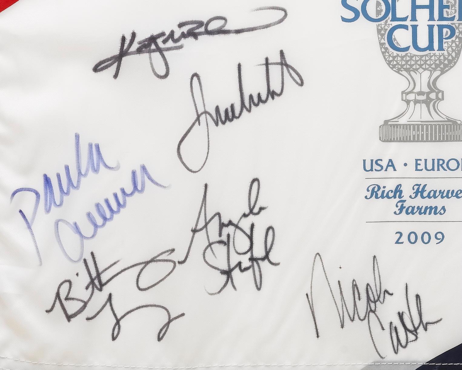 Partidos de la Copa Solheim Equipo de EE.UU. Firmado Pin Bandera, EE.UU. 16 contra. EUROPA 12, circa 2009 Tela en venta