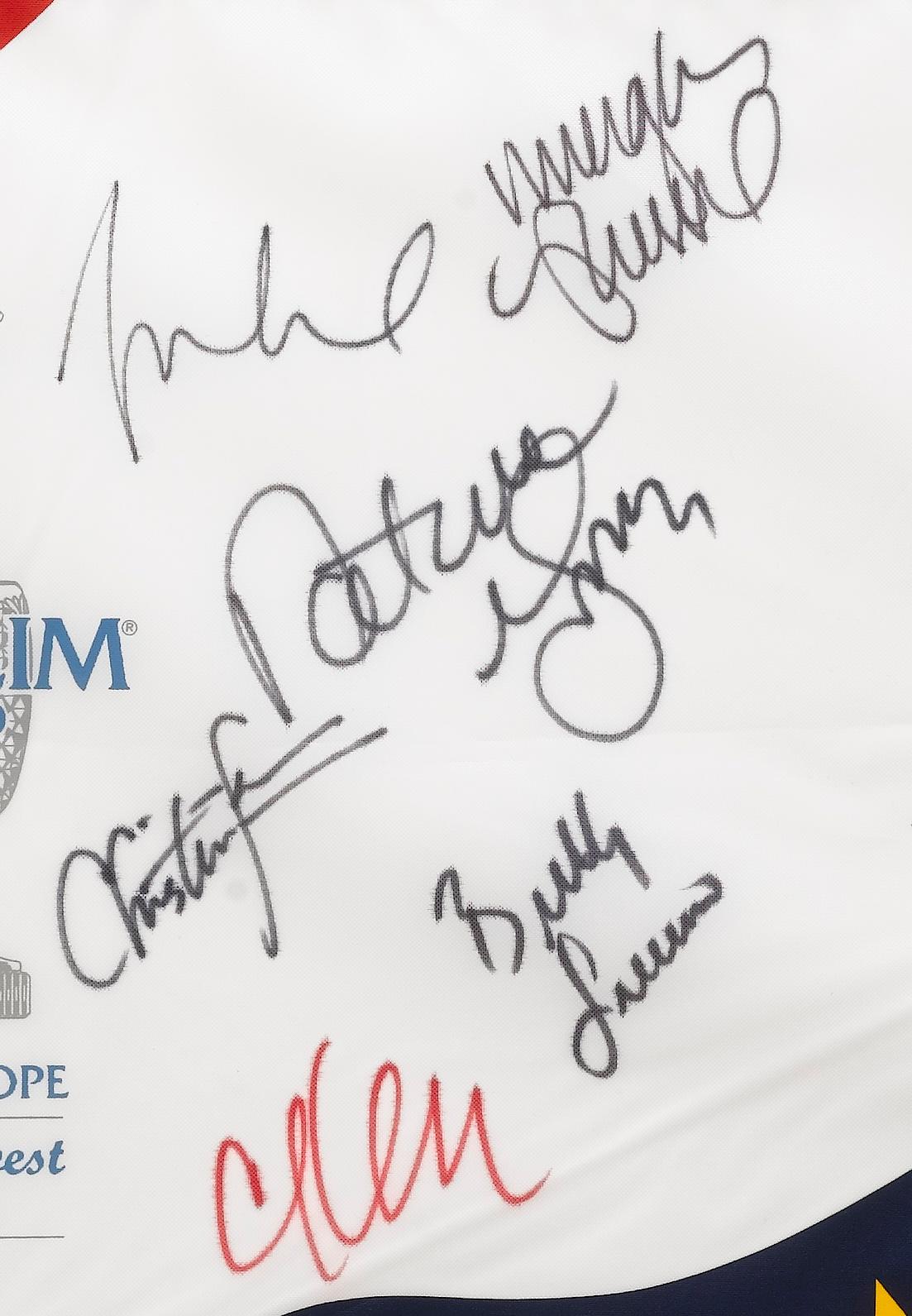 Partidos de la Copa Solheim Equipo de EE.UU. Firmado Pin Bandera, EE.UU. 16 contra. EUROPA 12, circa 2009 en venta 2