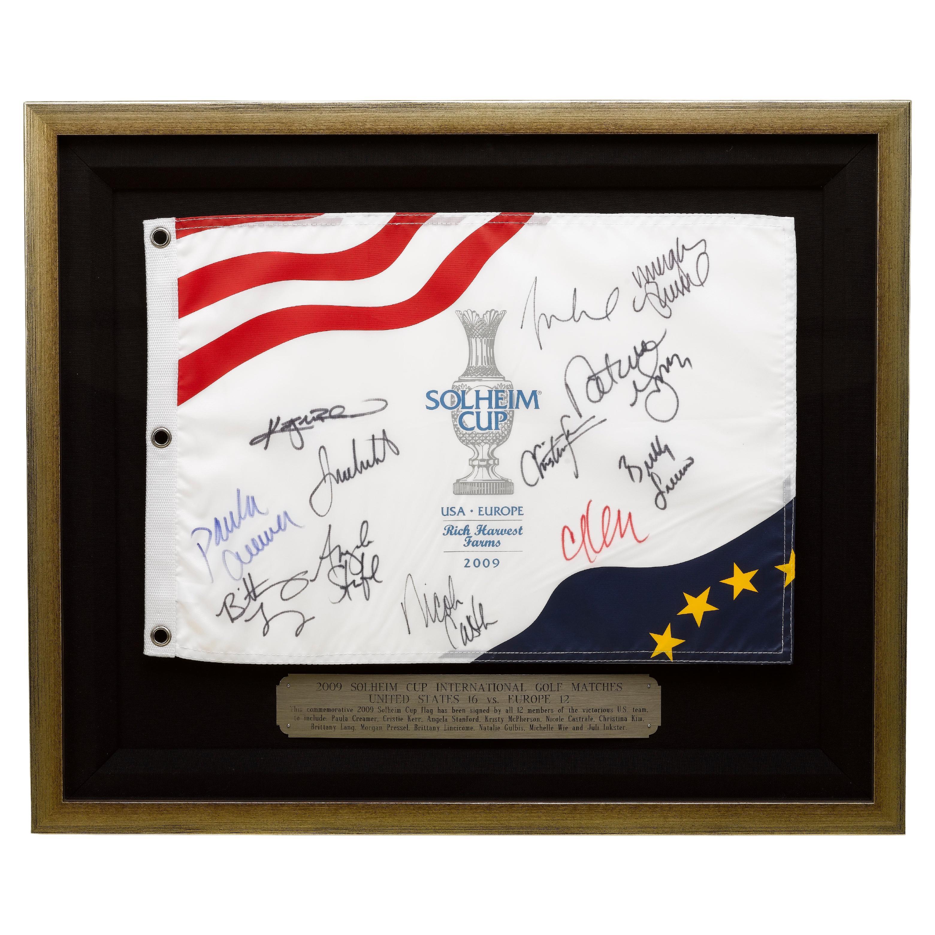 Drapeau d'épingle signé de l'équipe américaine des matchs de la Coupe Solheim, USA 16 contre 16 EUROPE 12, Circa 2009