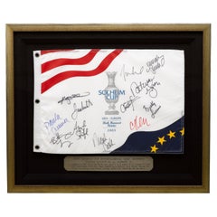 Drapeau d'épingle signé de l'équipe américaine des matchs de la Coupe Solheim, USA 16 contre 16 EUROPE 12, Circa 2009