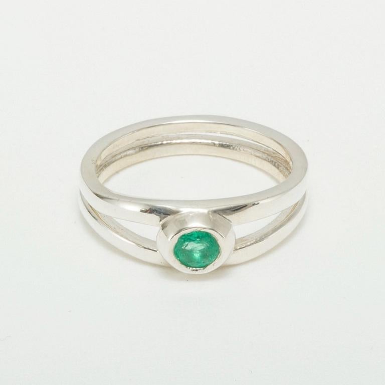 Im Angebot: Massiv 10K Weißgold Smaragd Contemporary Split Band Solitaire Ring anpassbar () 2