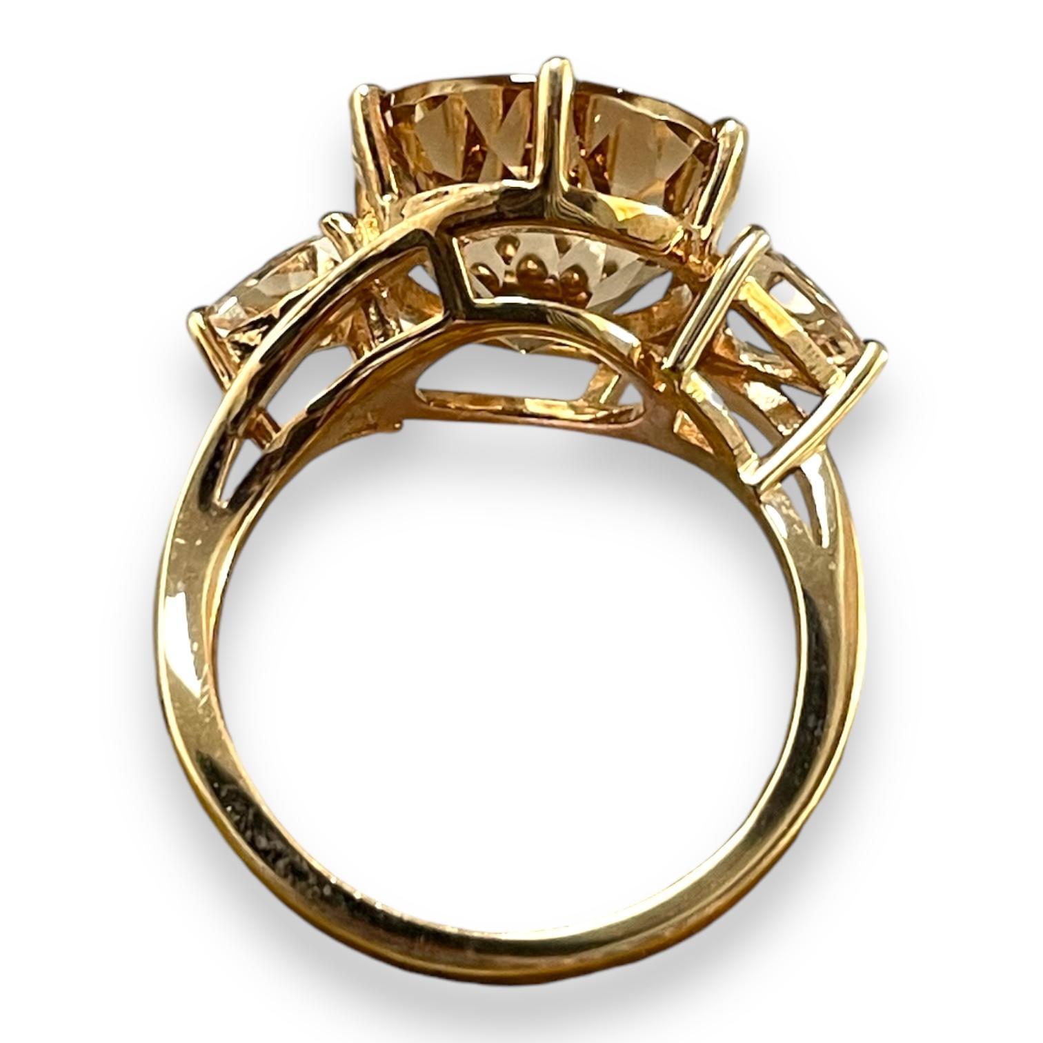 Cette bague en quartz rosé en or dégage un doux rayonnement qui attire la lumière, reflétant chaleur et sophistication. Le savoir-faire artisanal met en valeur la pièce maîtresse en quartz, gracieusement encadrée par l'éclat de l'or. Qu'il s'agisse