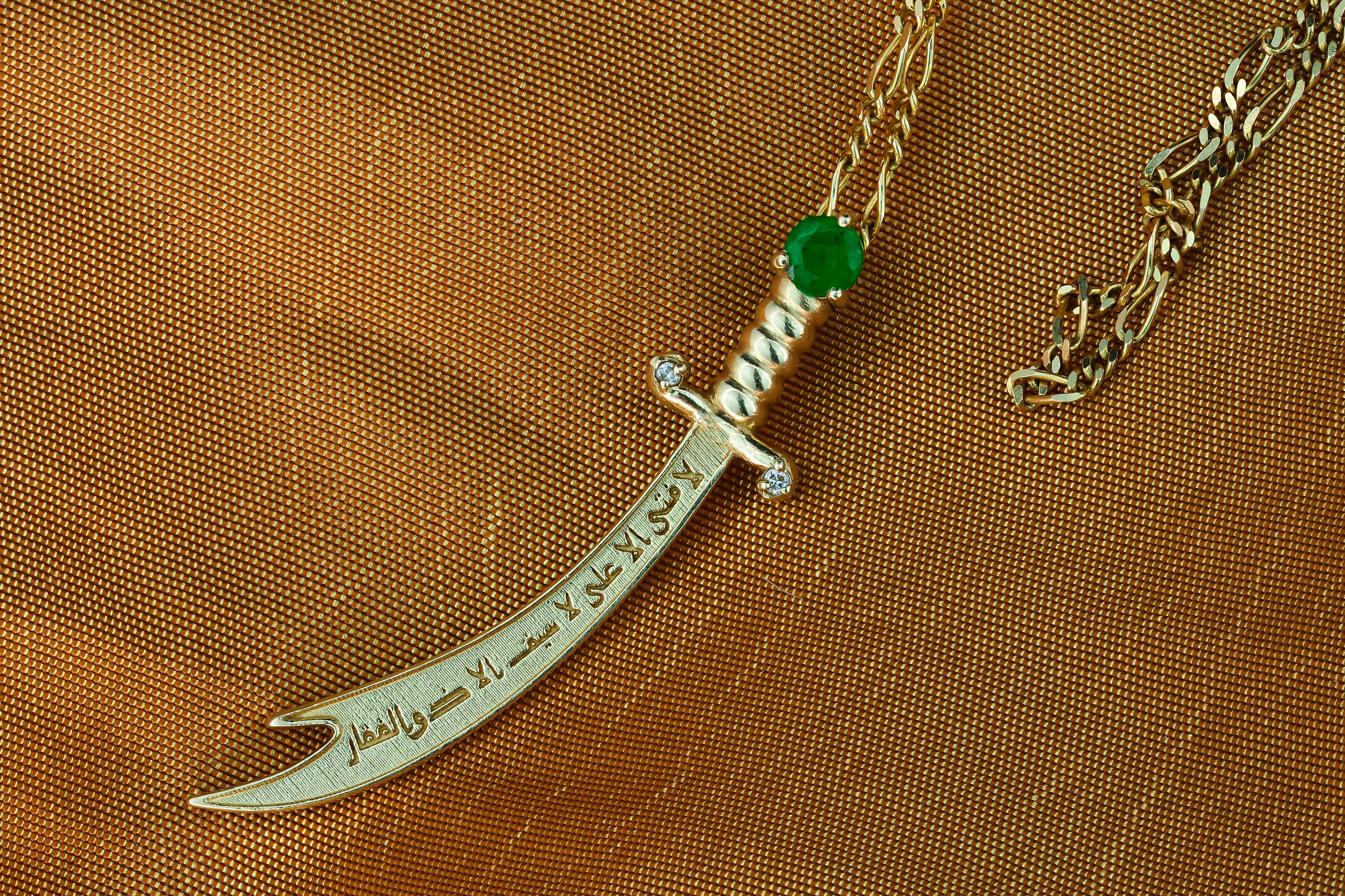 Solid 14 karat Gold Zulfiqar Sword Pendant with Emerald and Diamonds In New Condition For Sale In Istanbul, TR