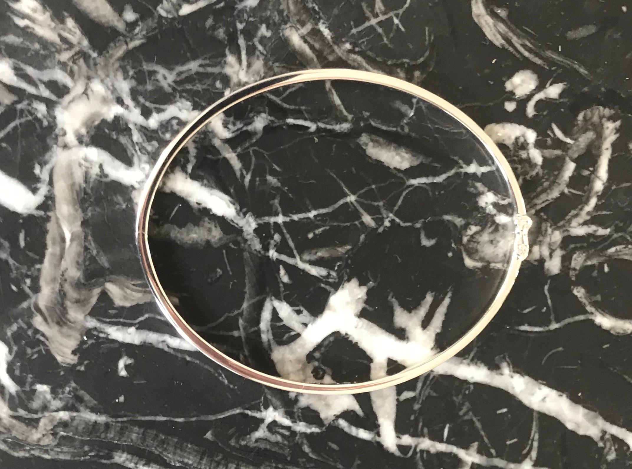 Solid 14 Karat White Gold Closed Bangle Bracelet  In New Condition For Sale In Berlin, DE