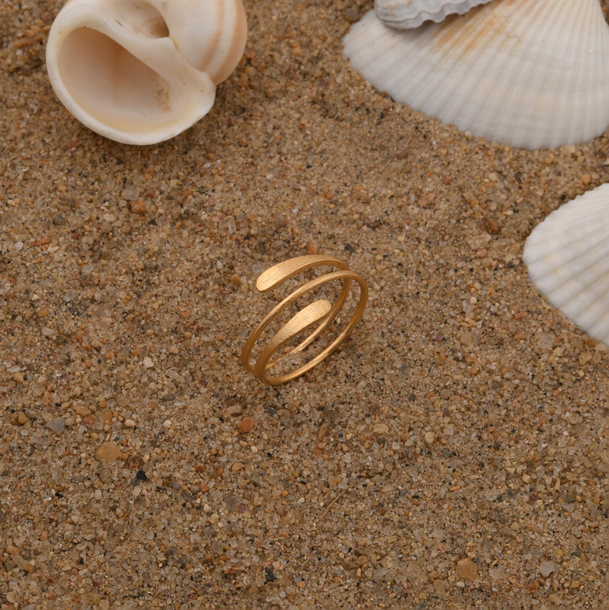 Solid 14 Karat Yellow Gold Matte Finish Spiral Ring Handmade Simple Fine Jewelry In New Condition In Diera, Dubai