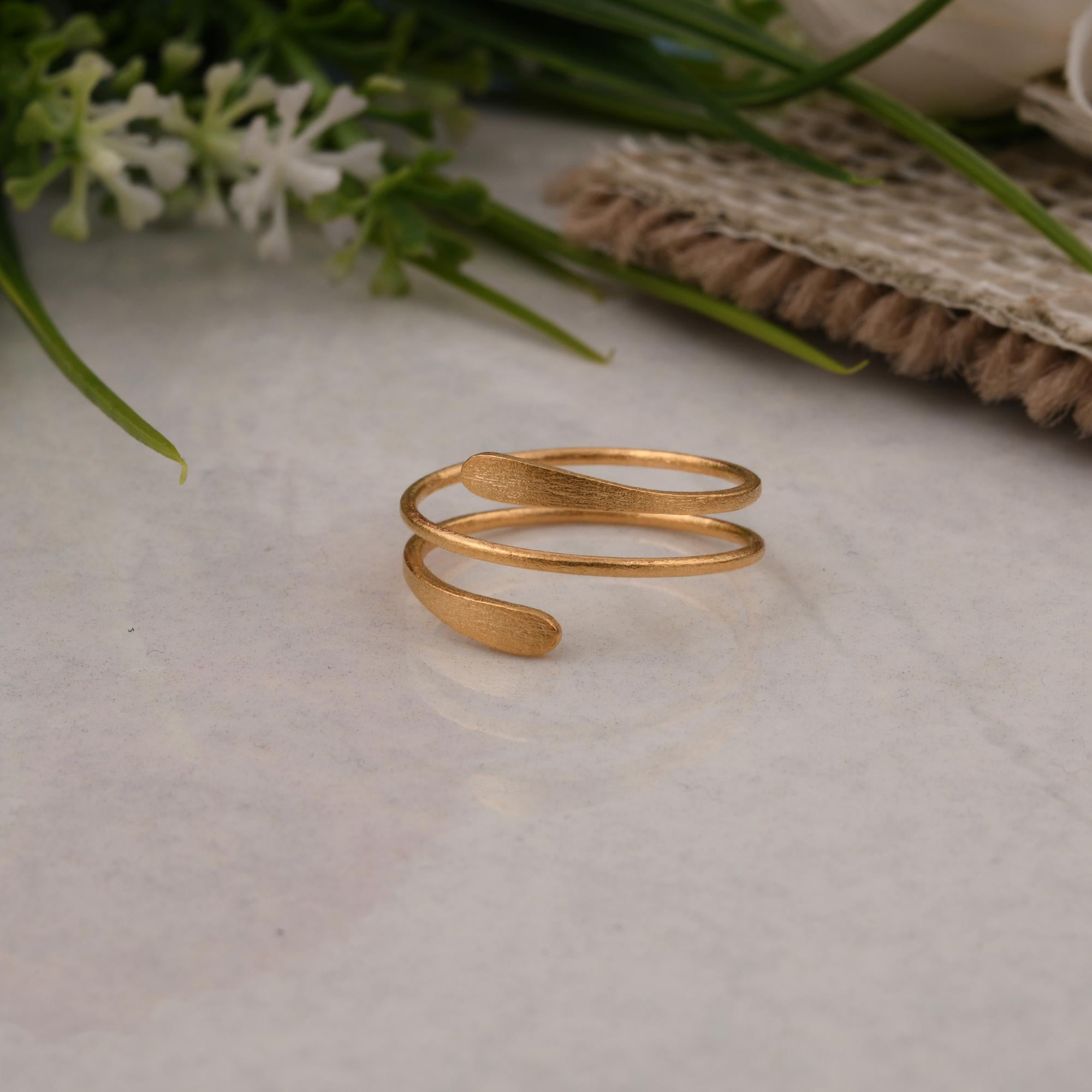 Bague en or jaune massif 14 carats à finition mate, faite à la main, simple bijouterie d'art Pour femmes en vente