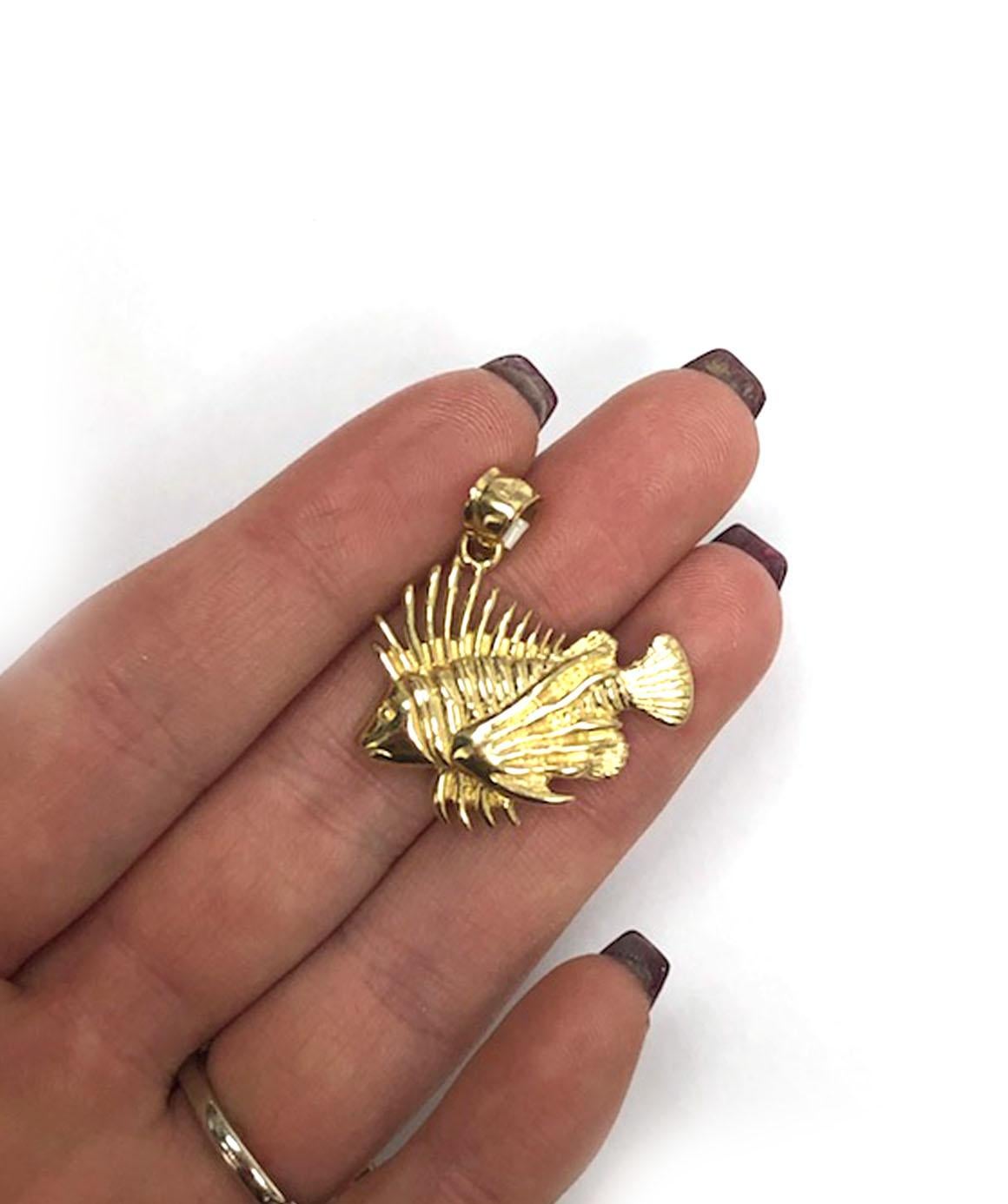 Solid 14 Karat Yellow Gold Tropical Fish Pendant/ Charm 4.2 Grams In Excellent Condition In Manchester, NH