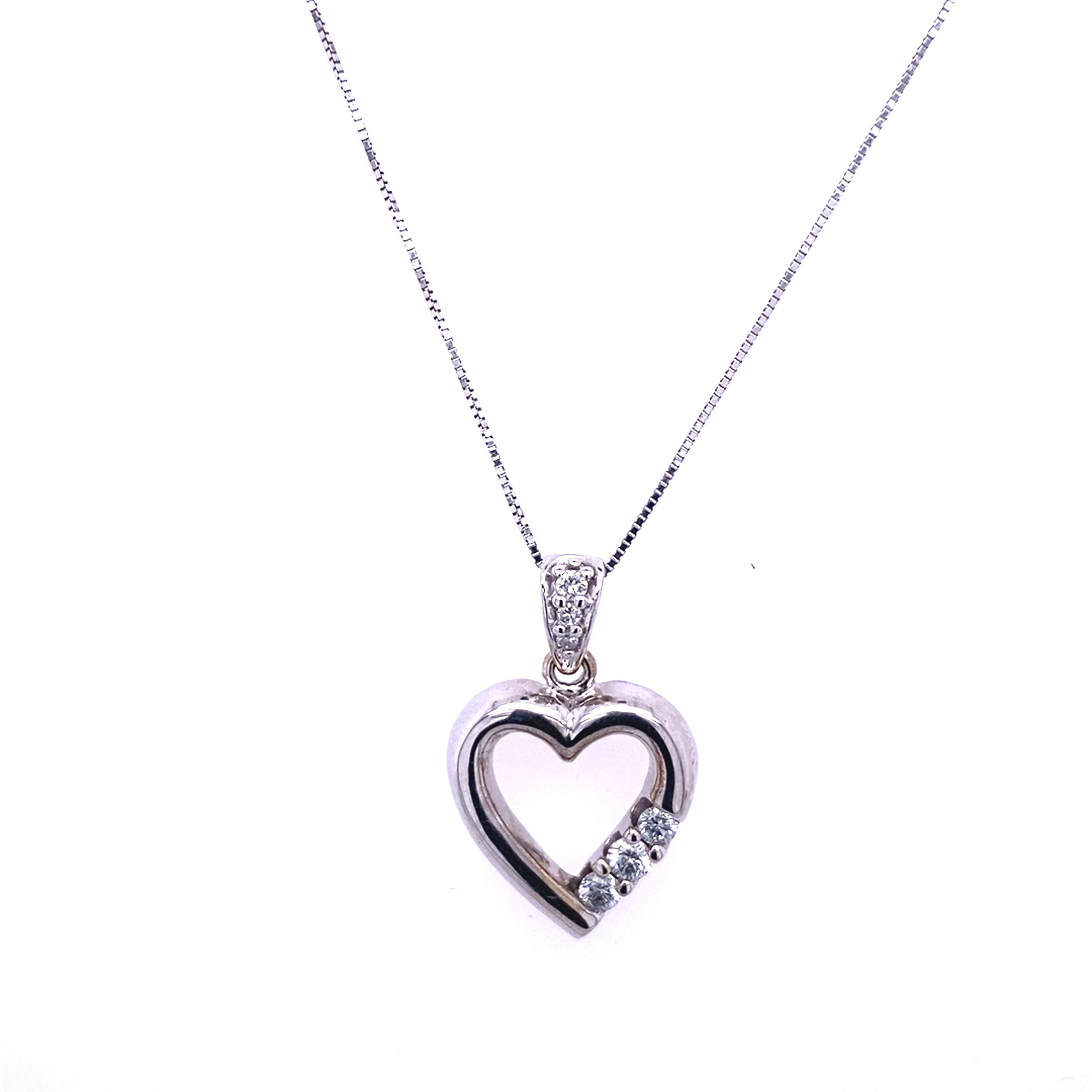 Solid 14ct White Gold Diamond Heart Pendant on White Gold Chain In Excellent Condition For Sale In London, GB