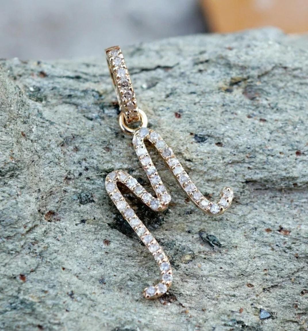 Pendentif initial en or massif 14 carats avec diamant, fait à la main, breloque Alphabet en vente 4