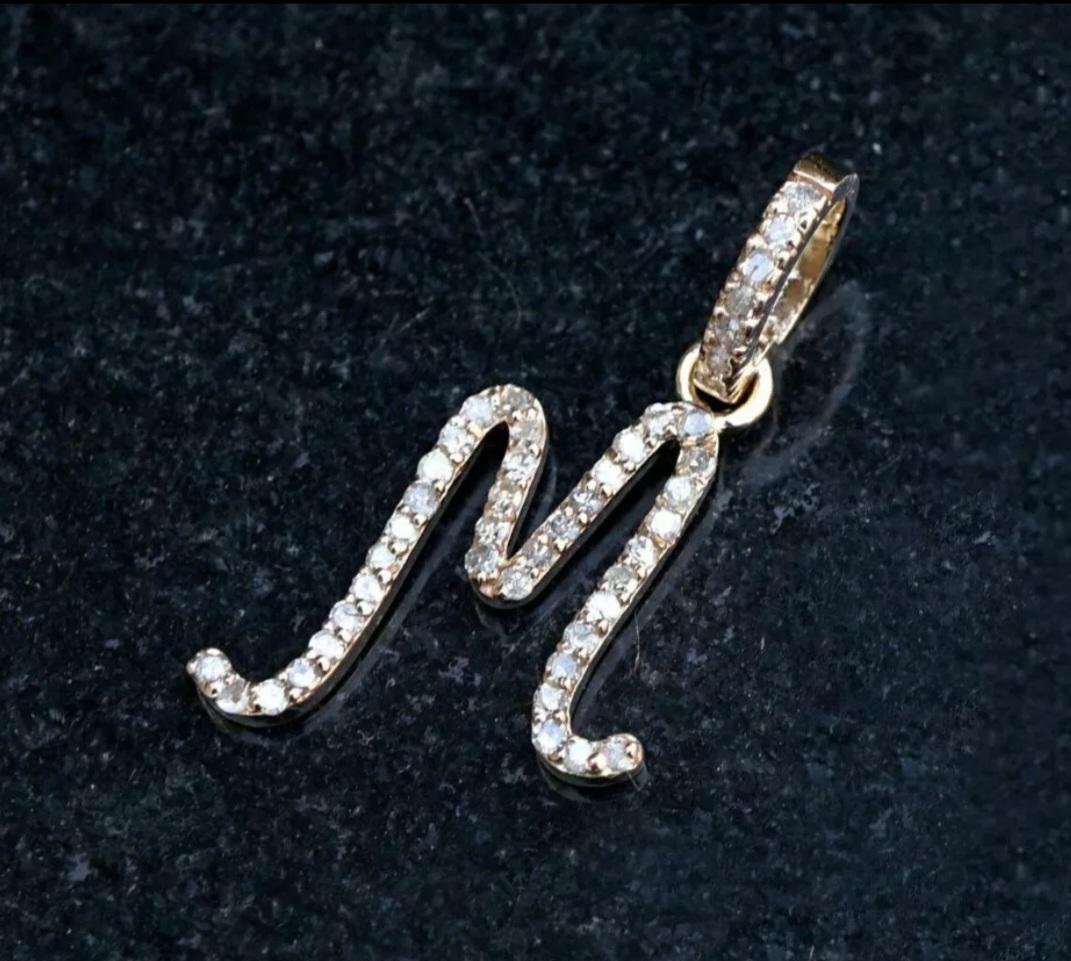 Pendentif initial en or massif 14 carats avec diamant, fait à la main, breloque Alphabet Unisexe en vente