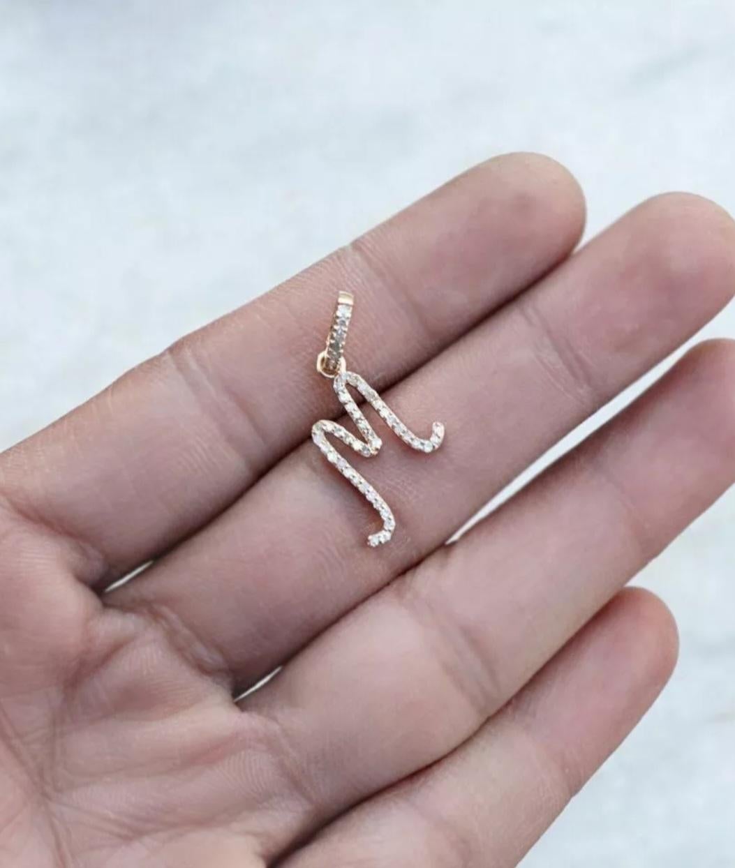 Pendentif initial en or massif 14 carats avec diamant, fait à la main, breloque Alphabet en vente 1