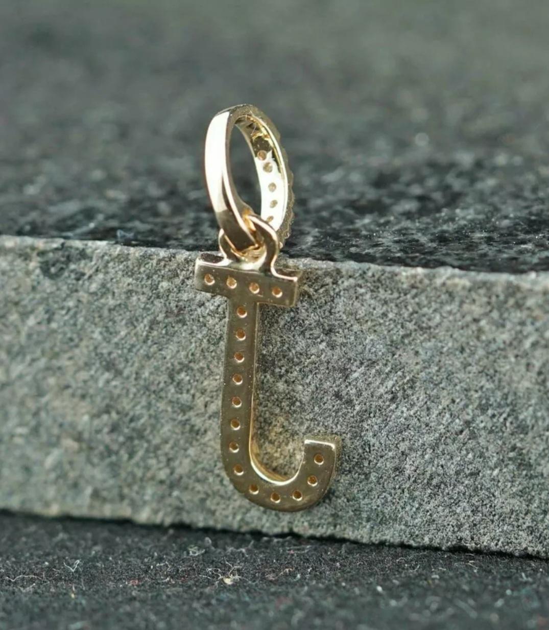 Handgefertigter Alphabet-Charm-Anhänger aus massivem 14k Gold mit Diamant J Buchstaben-Initial. (Rundschliff) im Angebot