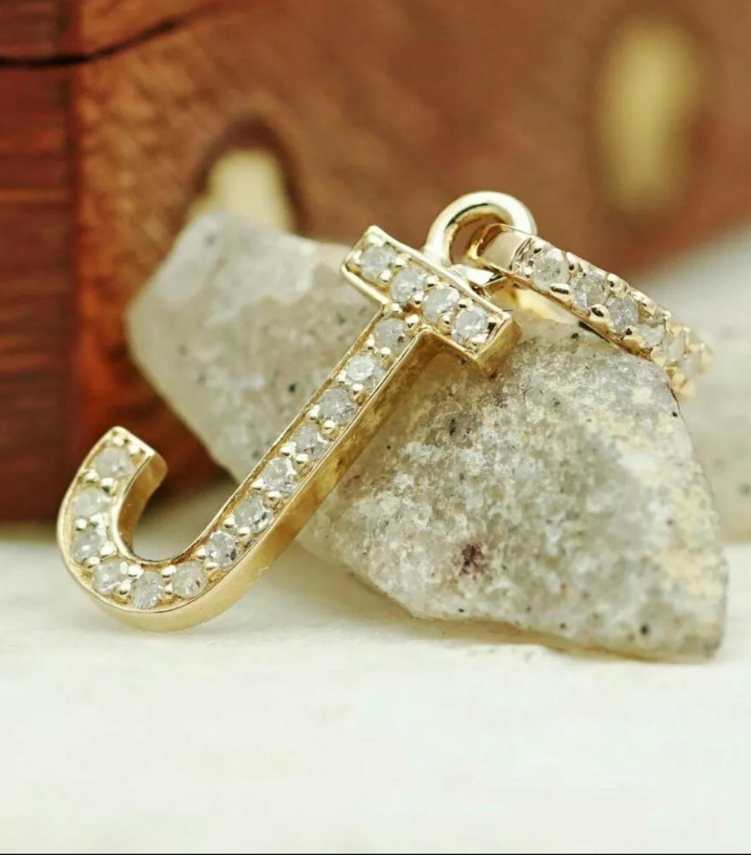 Handgefertigter Alphabet-Charm-Anhänger aus massivem 14k Gold mit Diamant J Buchstaben-Initial. für Damen oder Herren im Angebot