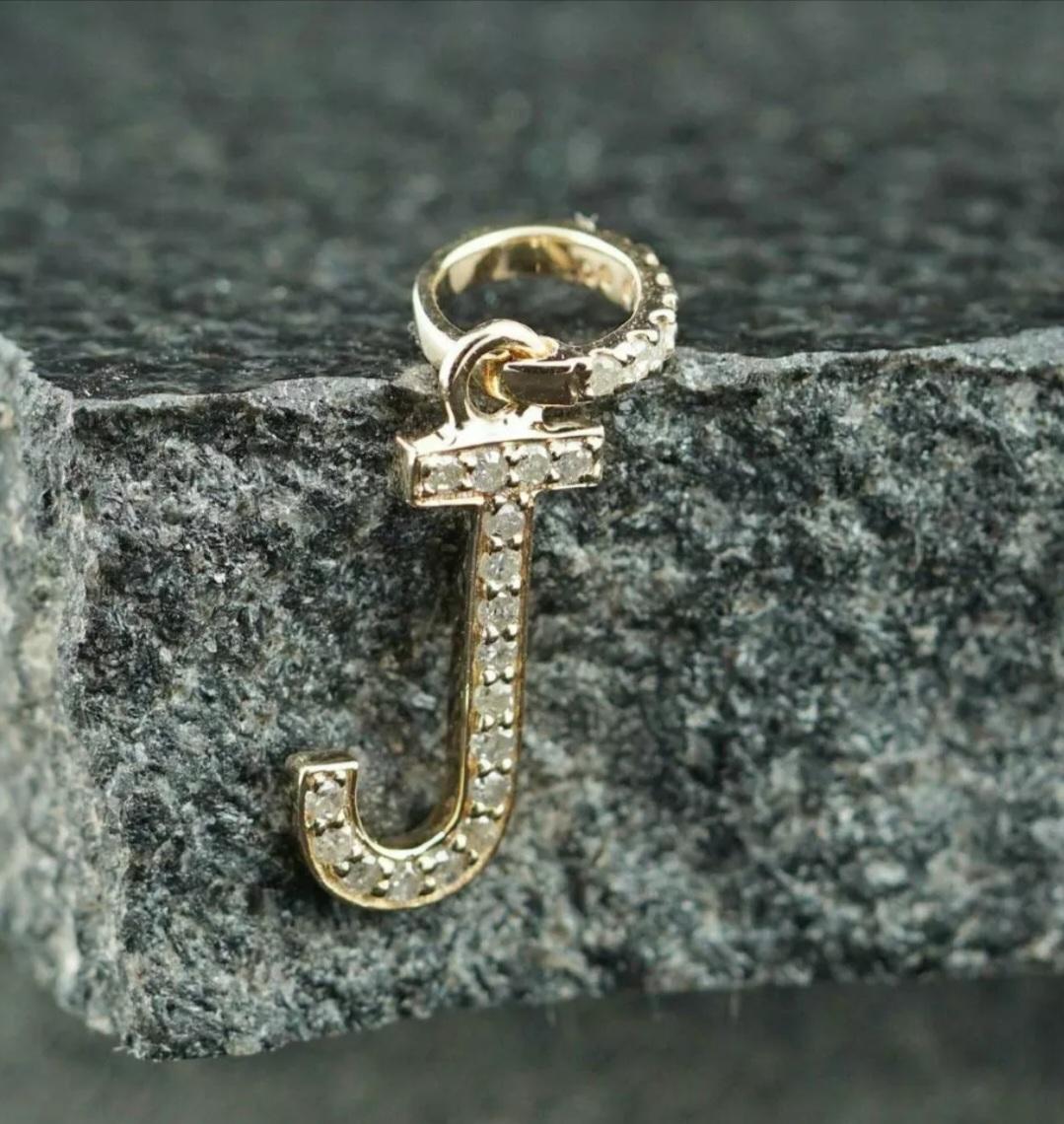 Handgefertigter Alphabet-Charm-Anhänger aus massivem 14k Gold mit Diamant J Buchstaben-Initial. im Angebot 2