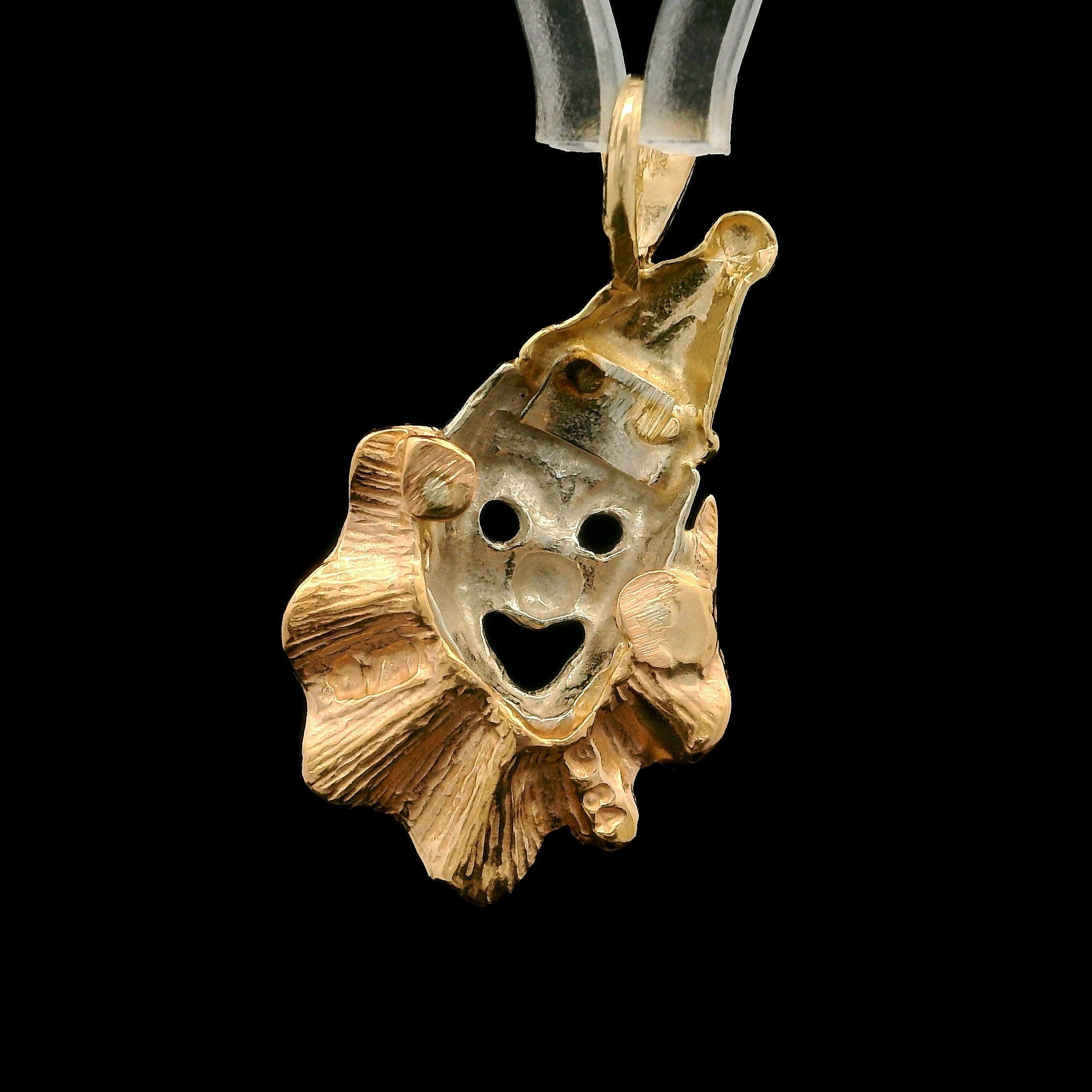 Pendentif breloque clown en or massif 14 carats multicolore, finition texturée avec diamants Unisexe en vente