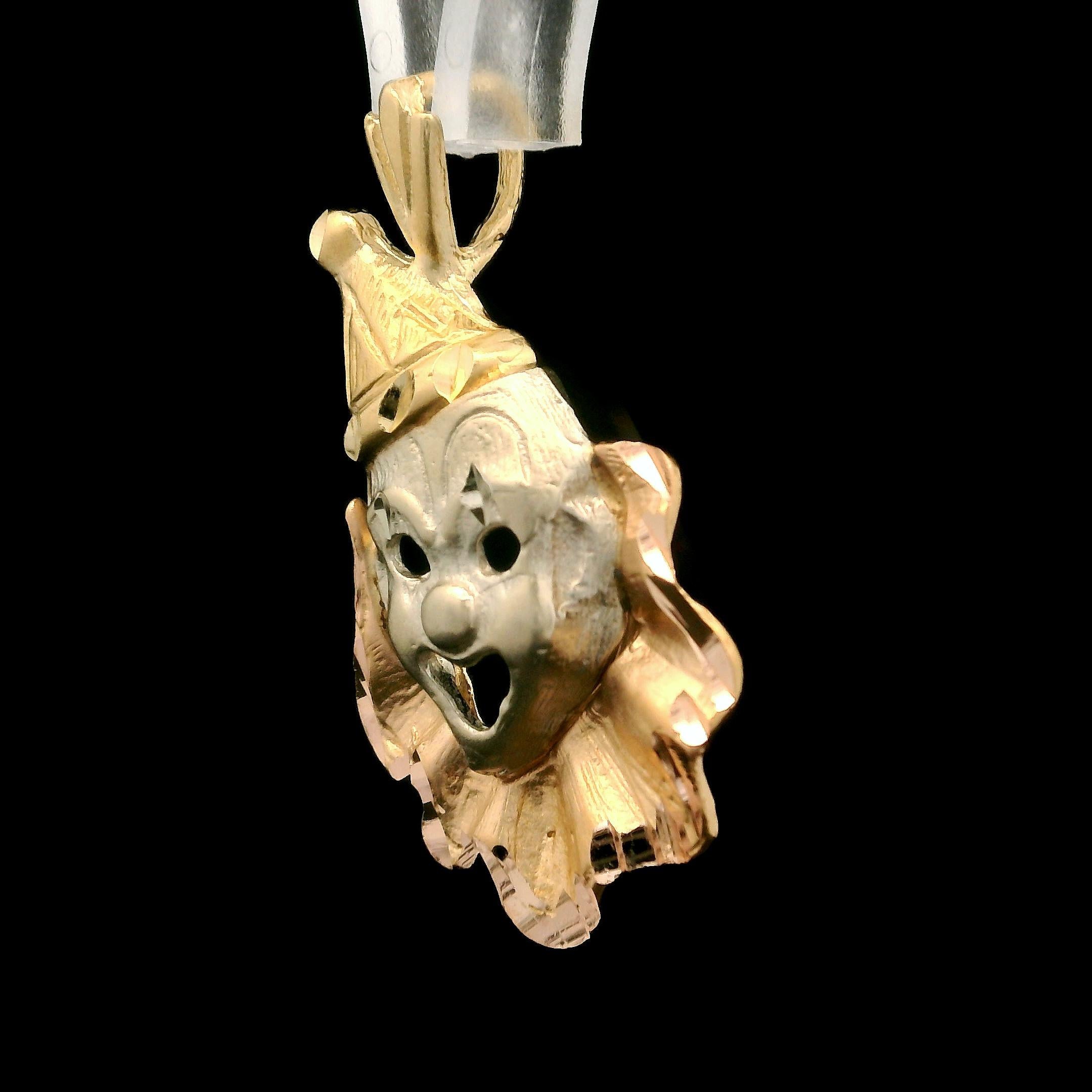 Pendentif breloque clown en or massif 14 carats multicolore, finition texturée avec diamants en vente 1