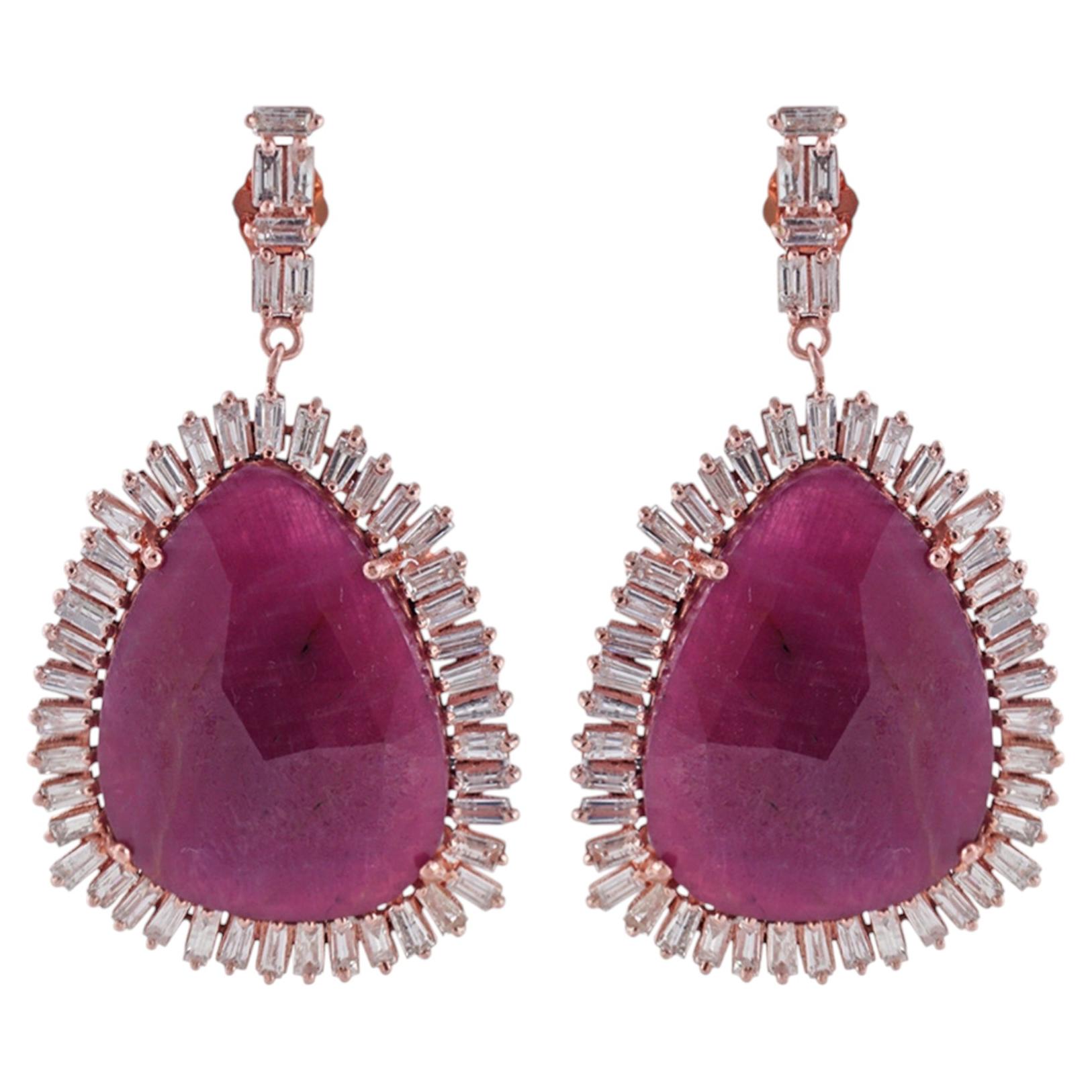 Pendiente de oro rosa macizo de 14k con diamantes blancos en talla baguette y rubíes auténticos