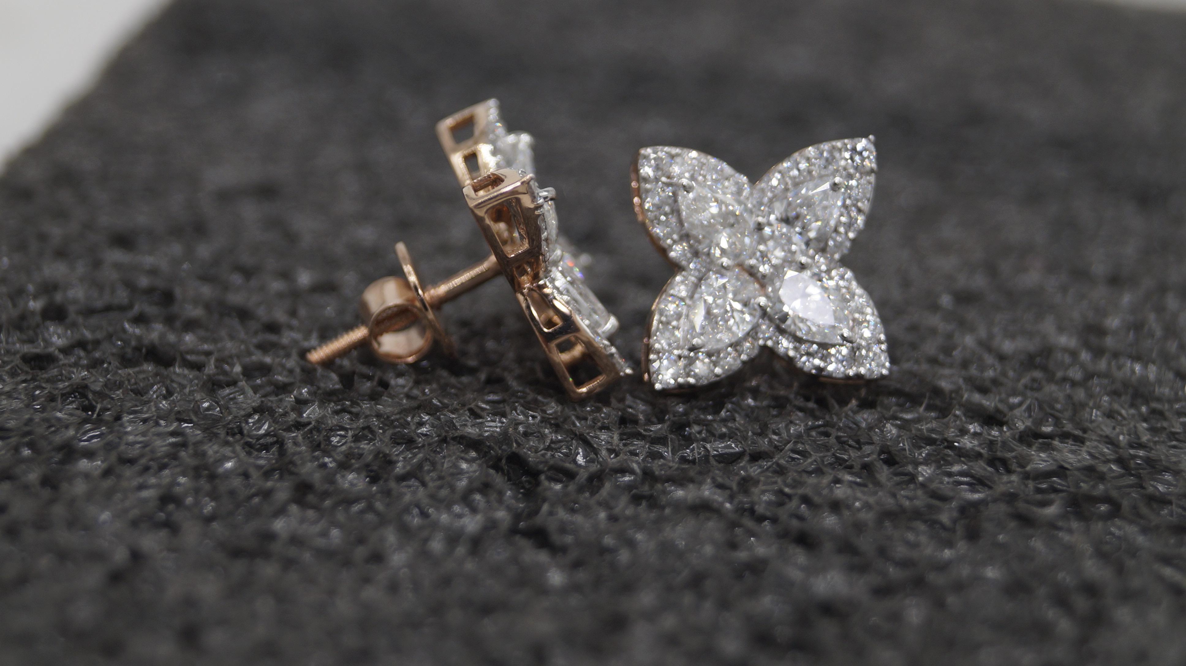Orecchini in oro rosa massiccio 14 carati con diamanti Moissanite e fiori con marchio di garanzia in oro rosa In condizioni Nuovo in vendita a Delhi, DL