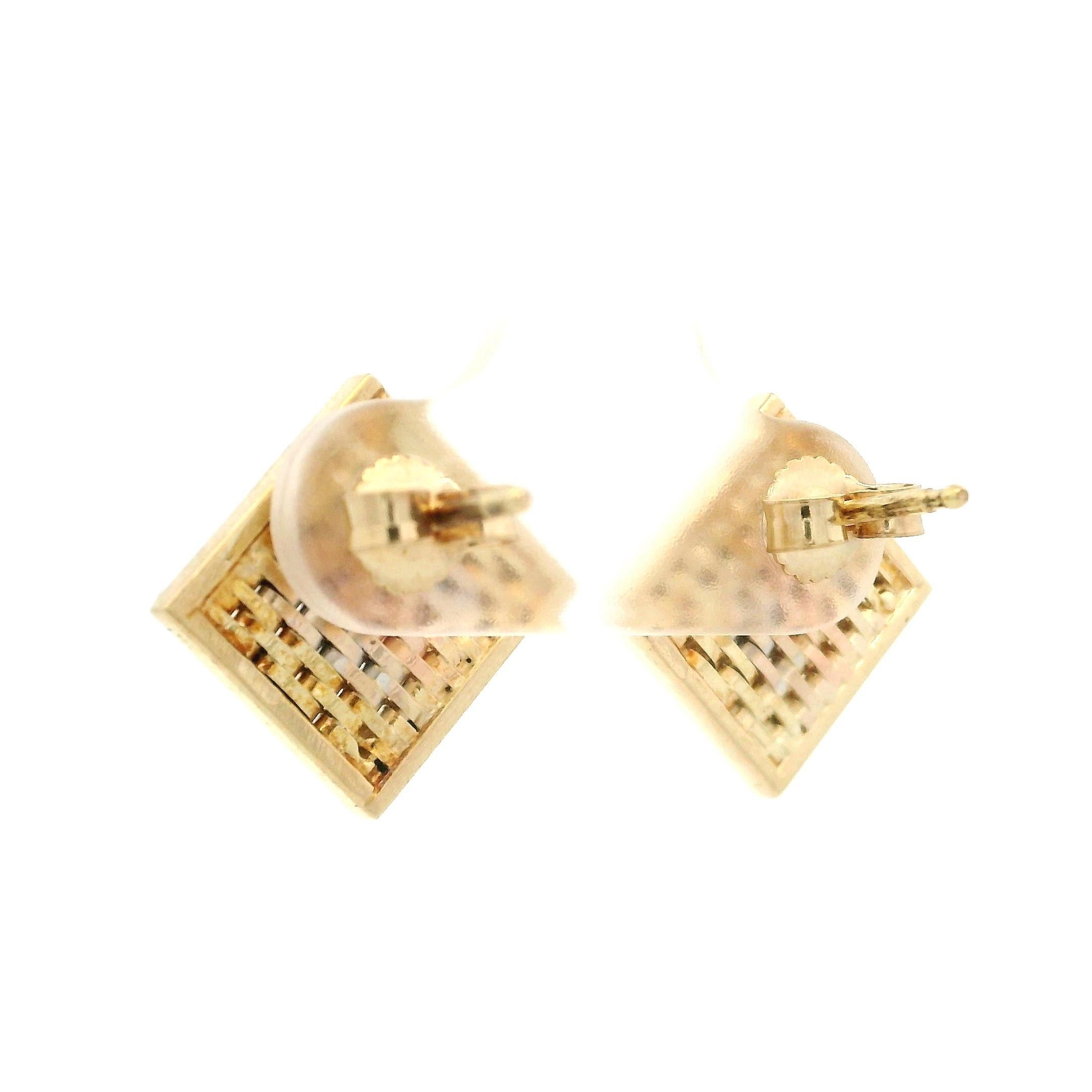 Pendientes de oro macizo de 14k tricolor con panel cuadrado tejido y cierre de mariposa en venta 2
