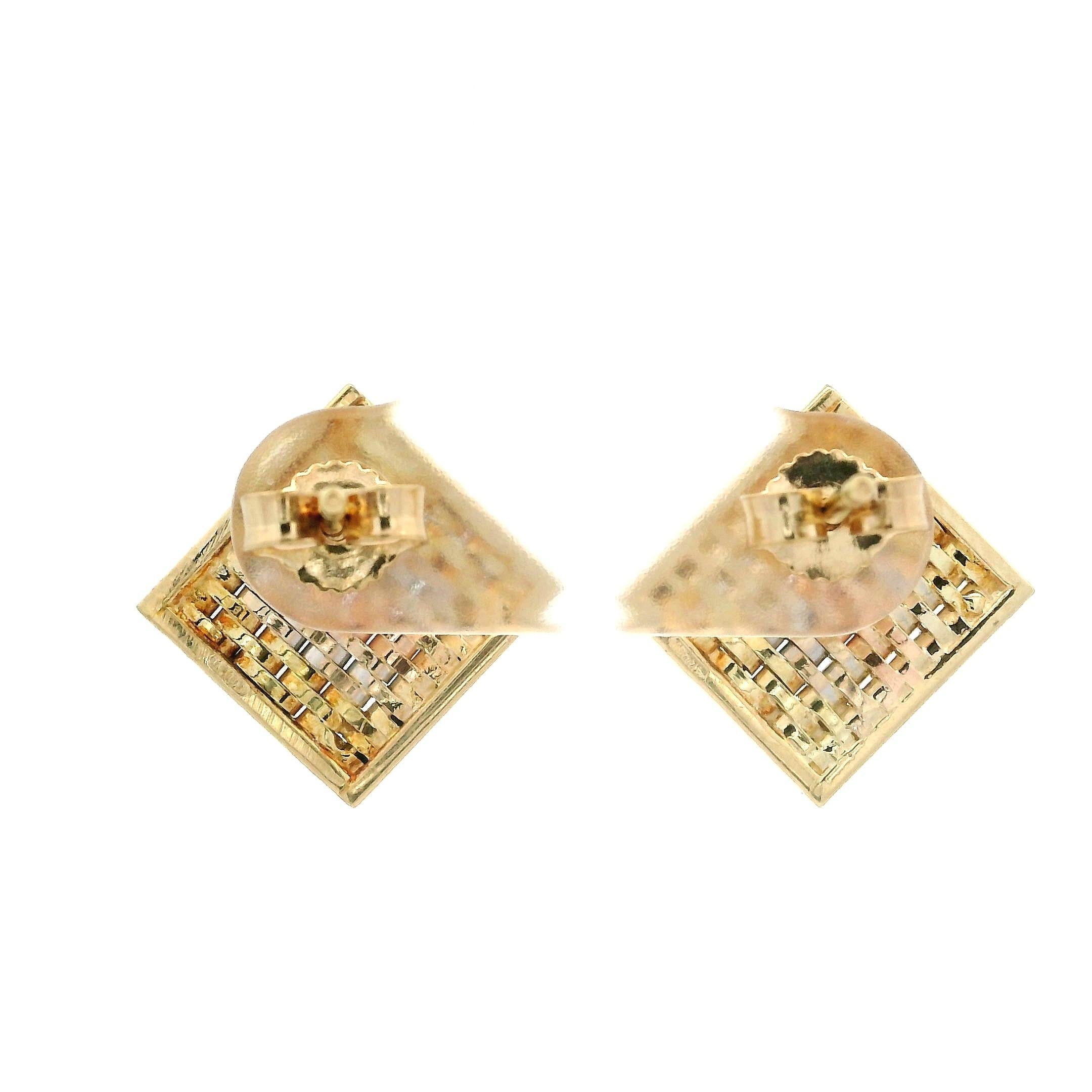 Pendientes de oro macizo de 14k tricolor con panel cuadrado tejido y cierre de mariposa en venta 3