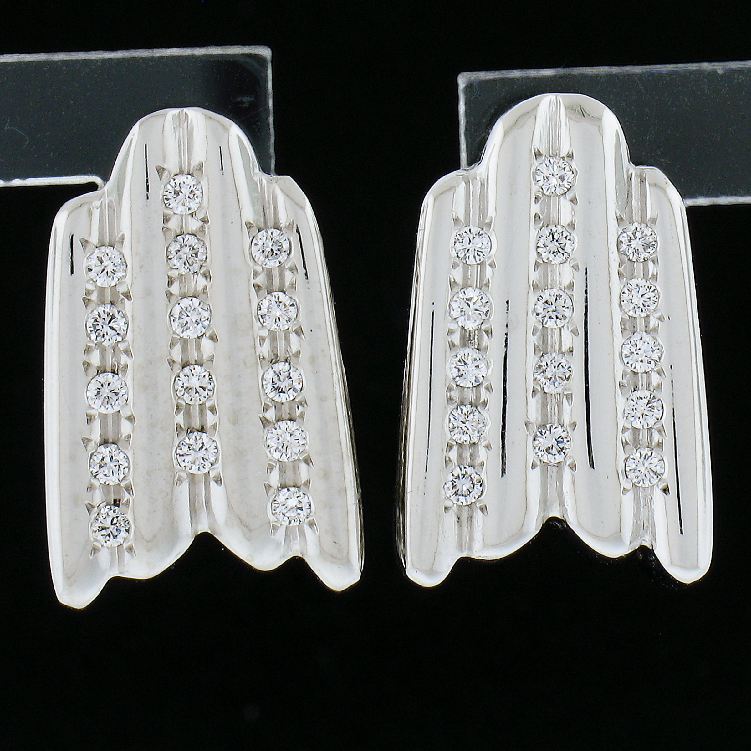 --Pierre(s) :...
(54) Diamants naturels authentiques - taille ronde brillante - sertis en pavé - couleur F/G - pureté VS1/VS2 - 0,50ctw (approx.)

MATERIAL : Or blanc massif 14K
Poids : 6,04 grammes
Support : Poteaux avec fermetures papillon (des