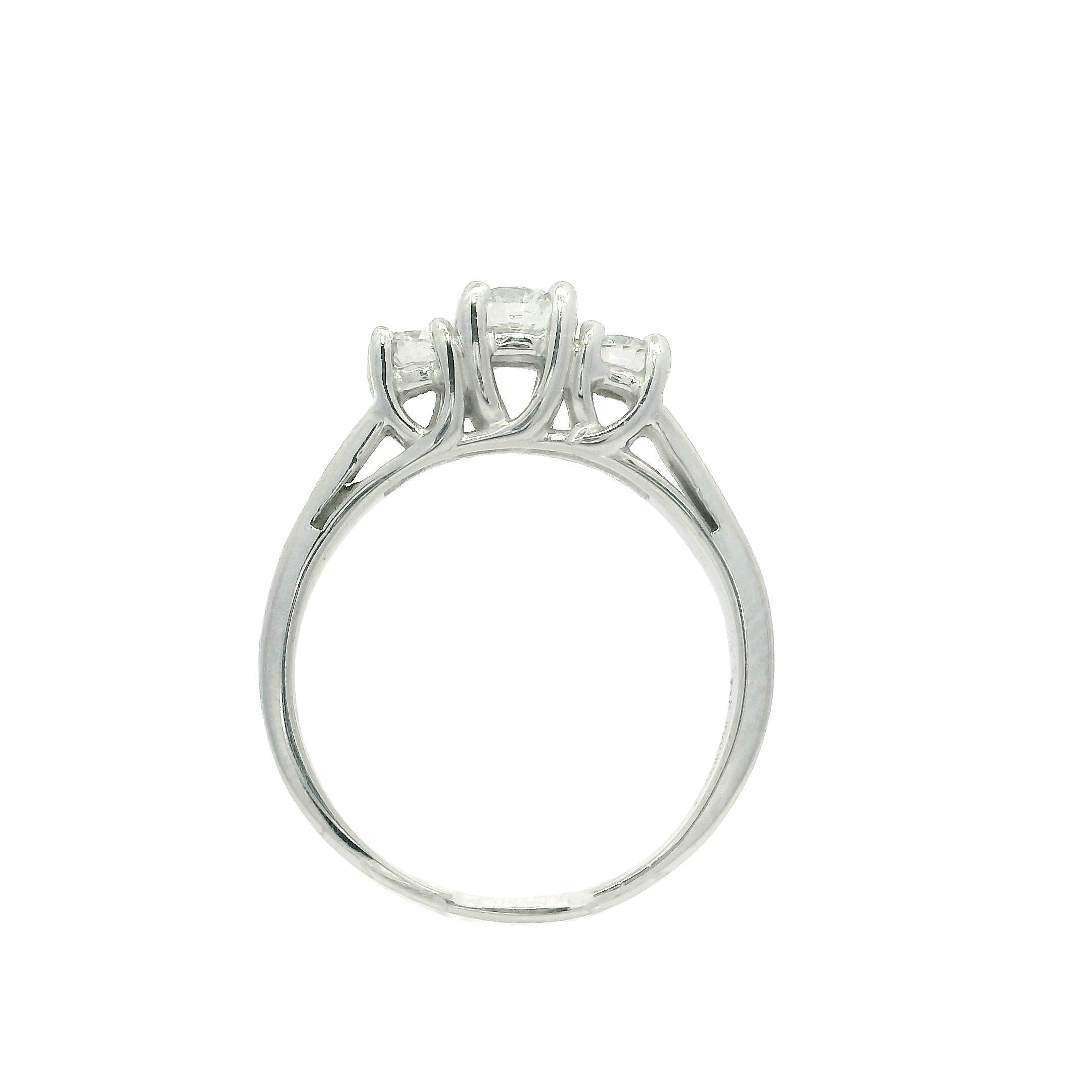Bague de fiançailles à 3 pierres en or blanc massif 14k avec diamants ronds de 0,60 ctw en vente 5