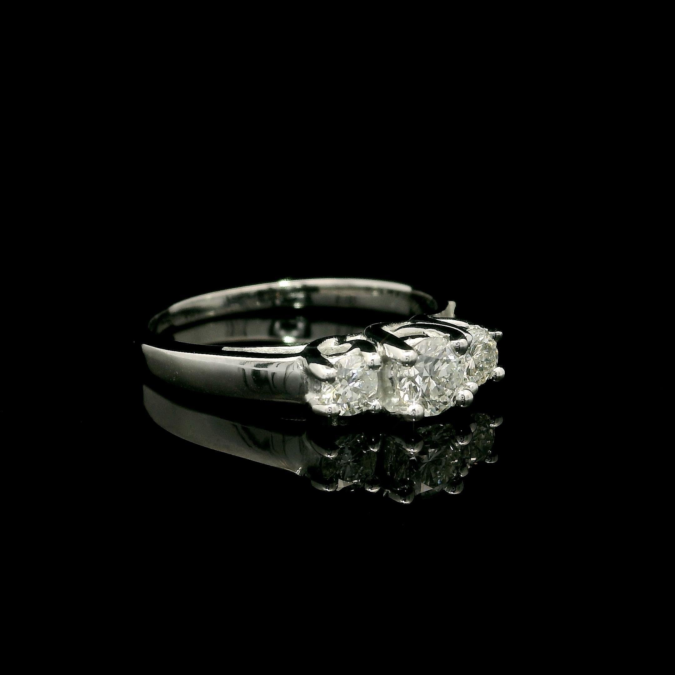 Taille brillant Bague de fiançailles à 3 pierres en or blanc massif 14k avec diamants ronds de 0,60 ctw en vente
