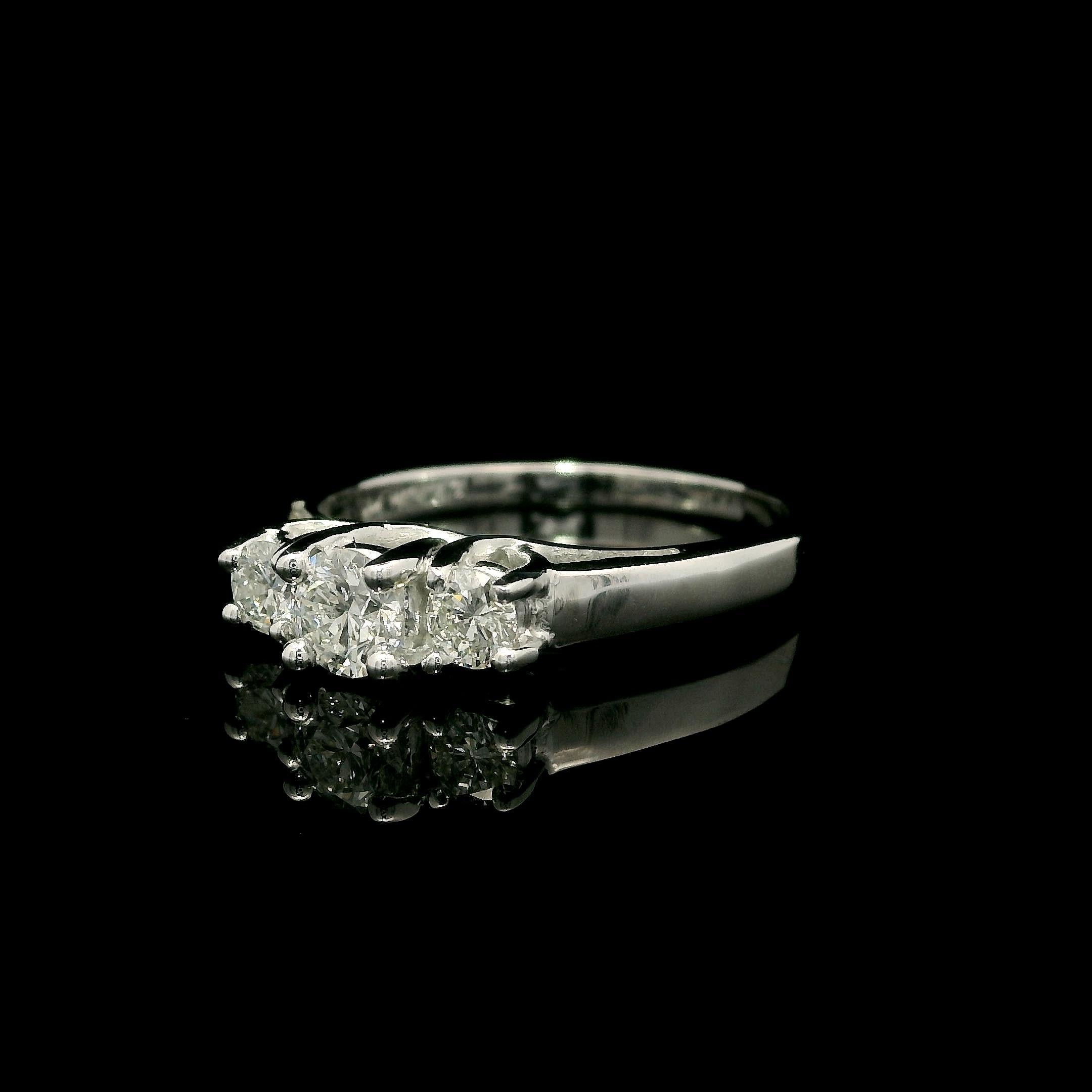 Bague de fiançailles à 3 pierres en or blanc massif 14k avec diamants ronds de 0,60 ctw Excellent état - En vente à Montclair, NJ