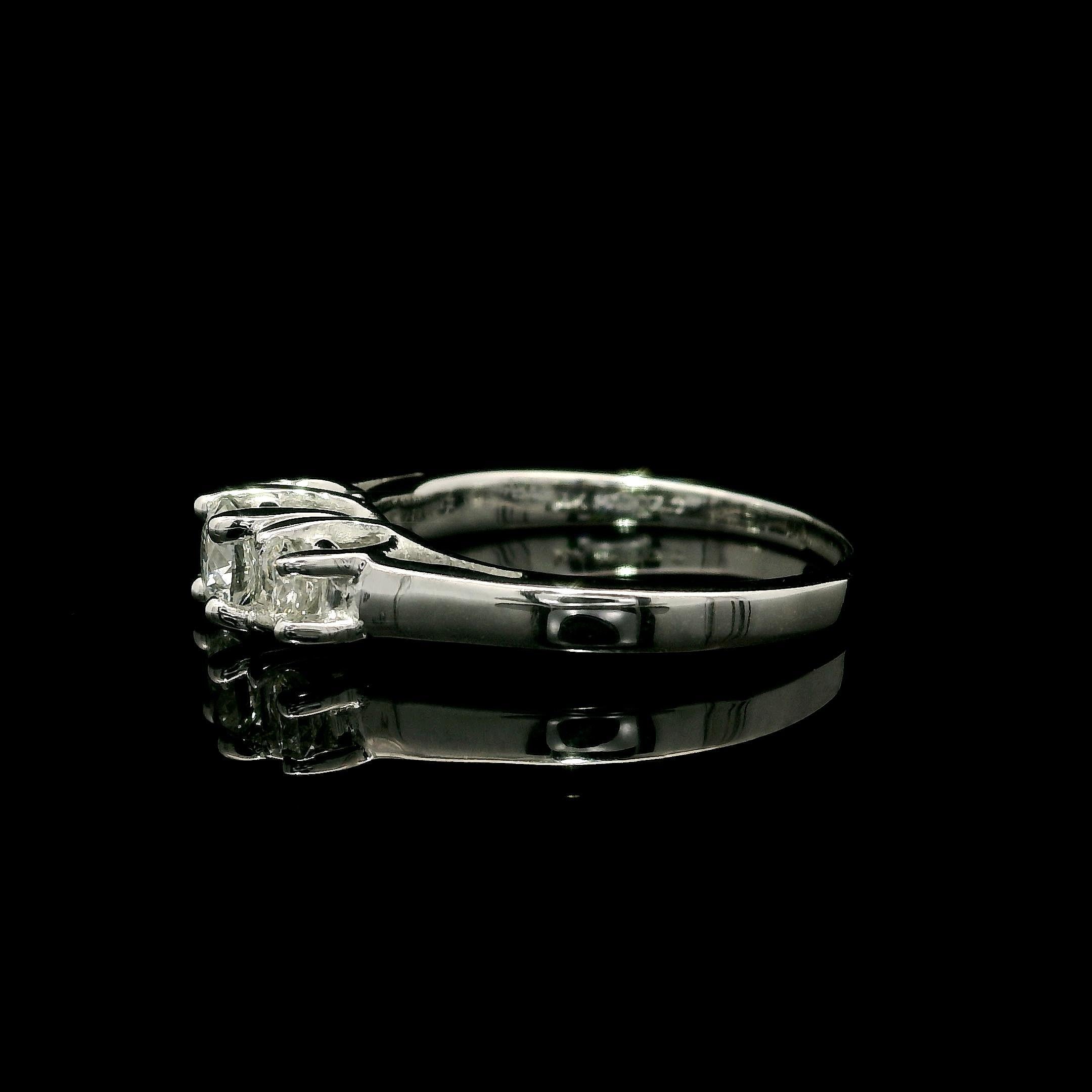 Bague de fiançailles à 3 pierres en or blanc massif 14k avec diamants ronds de 0,60 ctw Pour femmes en vente