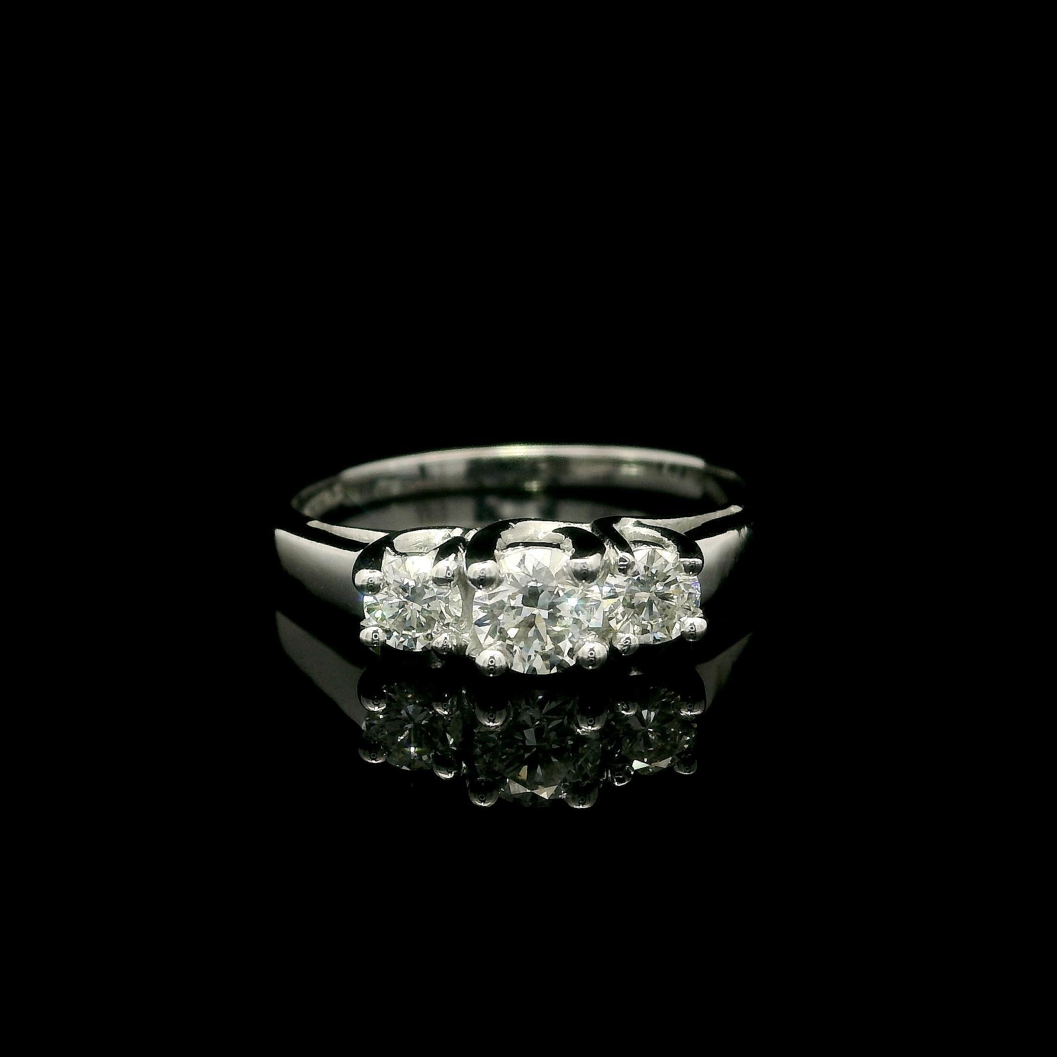 Bague de fiançailles à 3 pierres en or blanc massif 14k avec diamants ronds de 0,60 ctw en vente 1