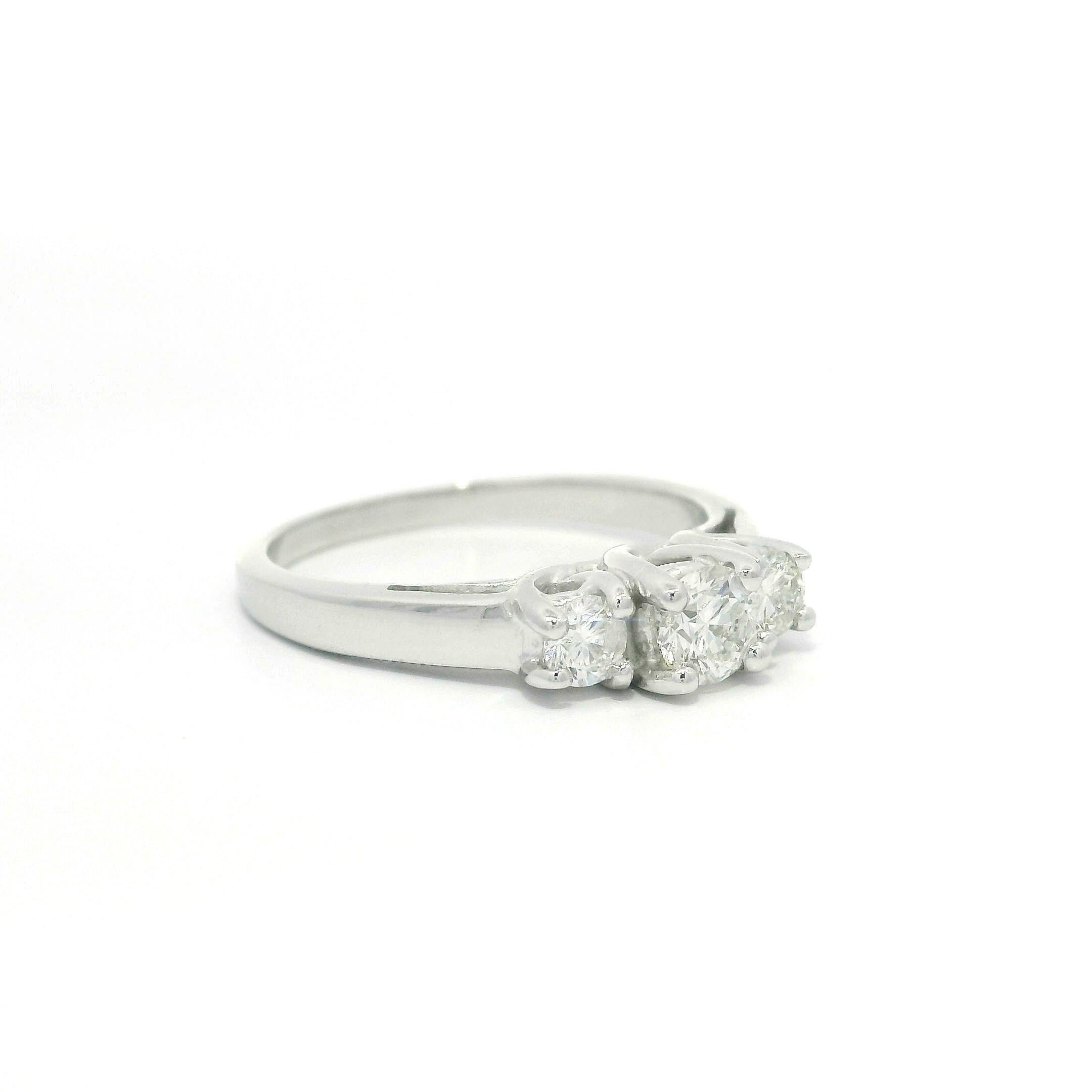 Bague de fiançailles à 3 pierres en or blanc massif 14k avec diamants ronds de 0,60 ctw en vente 3