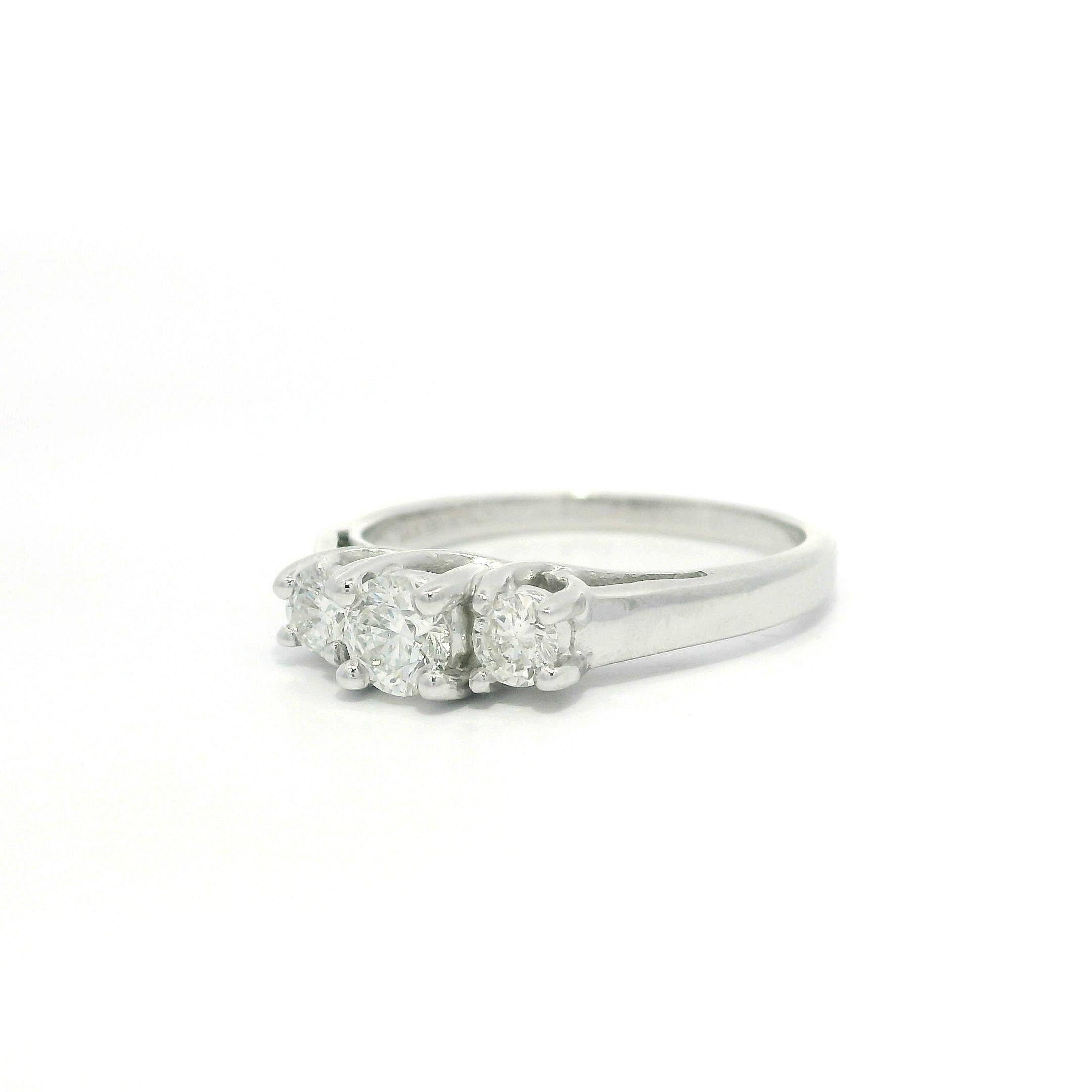Bague de fiançailles à 3 pierres en or blanc massif 14k avec diamants ronds de 0,60 ctw en vente 4