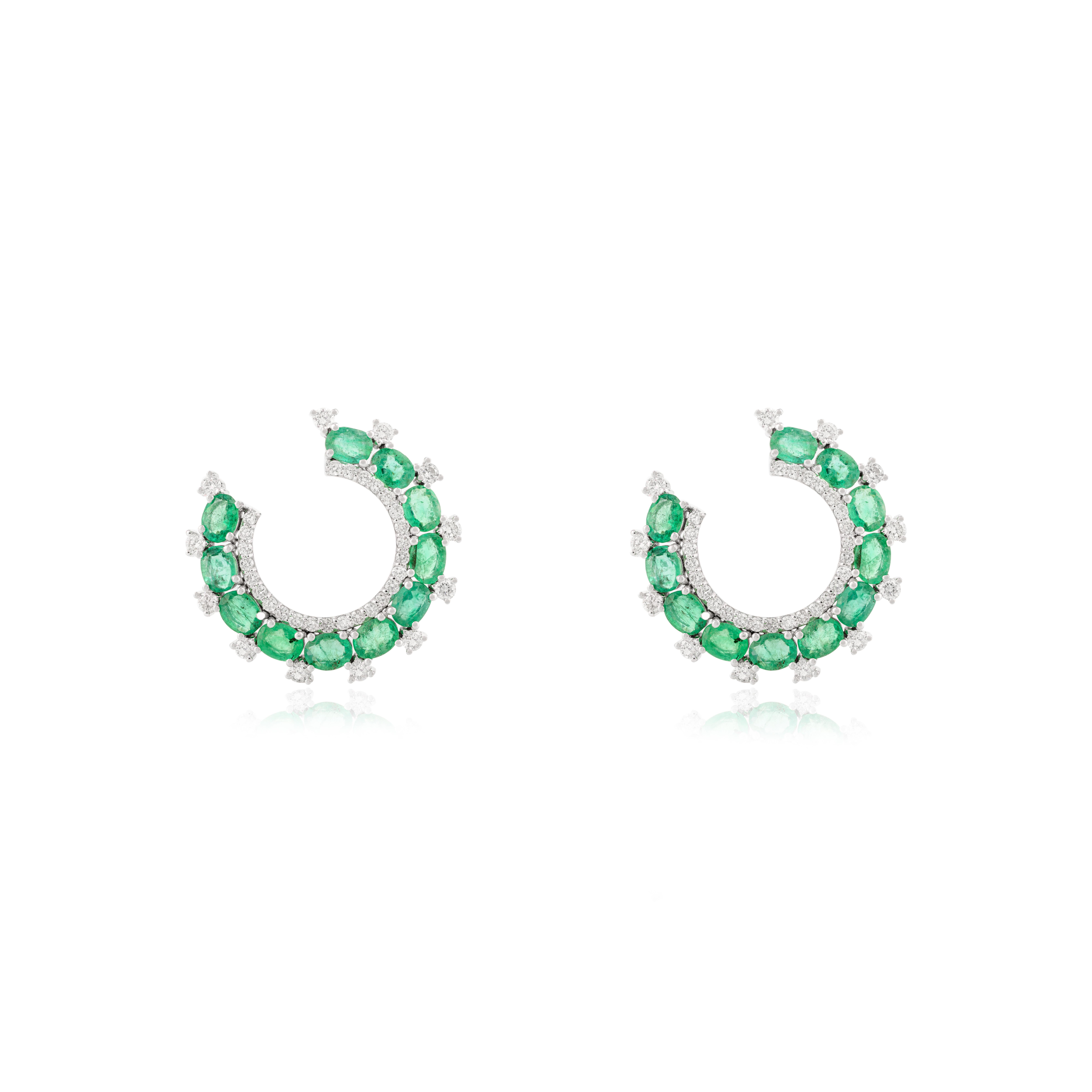 Art déco Clous d'oreilles en or blanc massif 14 carats avec diamants et émeraudes naturelles de 3,95 carats en vente