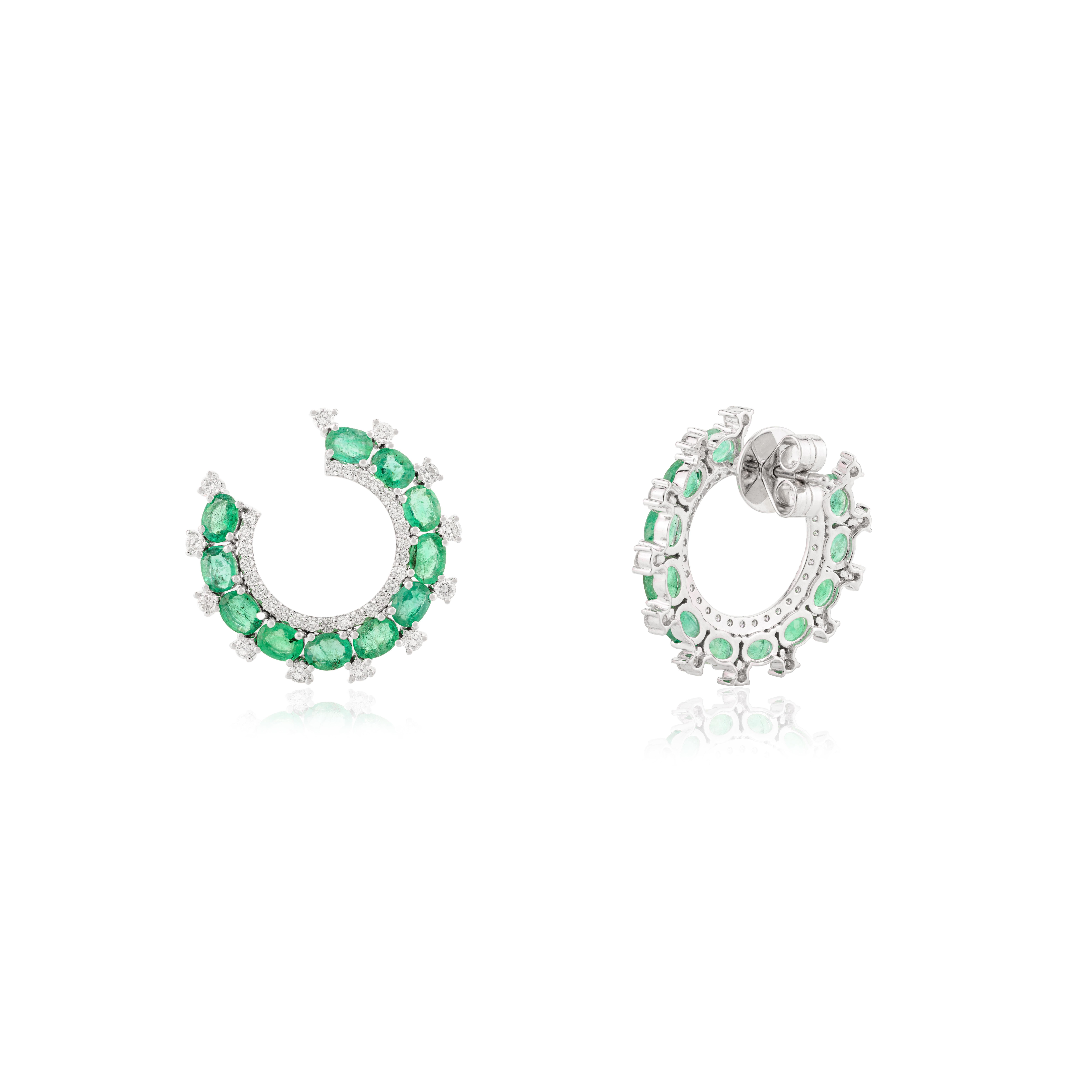 Clous d'oreilles en or blanc massif 14 carats avec diamants et émeraudes naturelles de 3,95 carats Pour femmes en vente