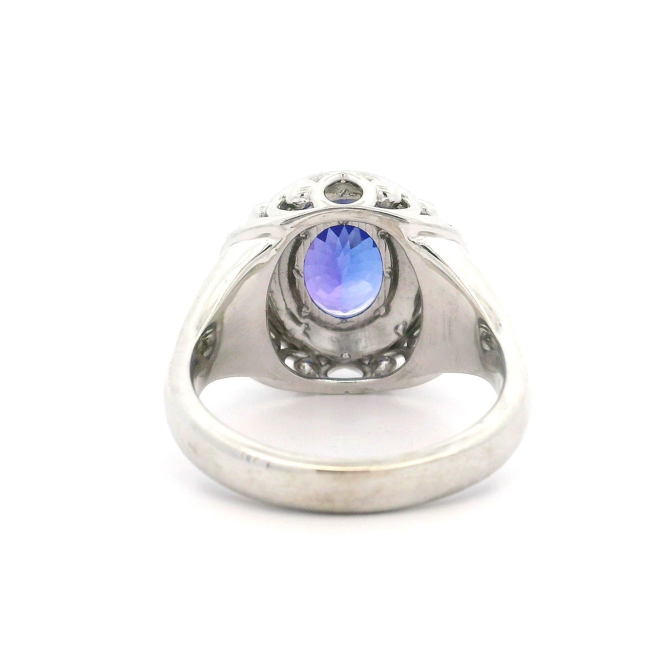 Bague bien faite en or blanc 14 carats avec tanzanite ovale de 4,06 carats et diamants en vente 6