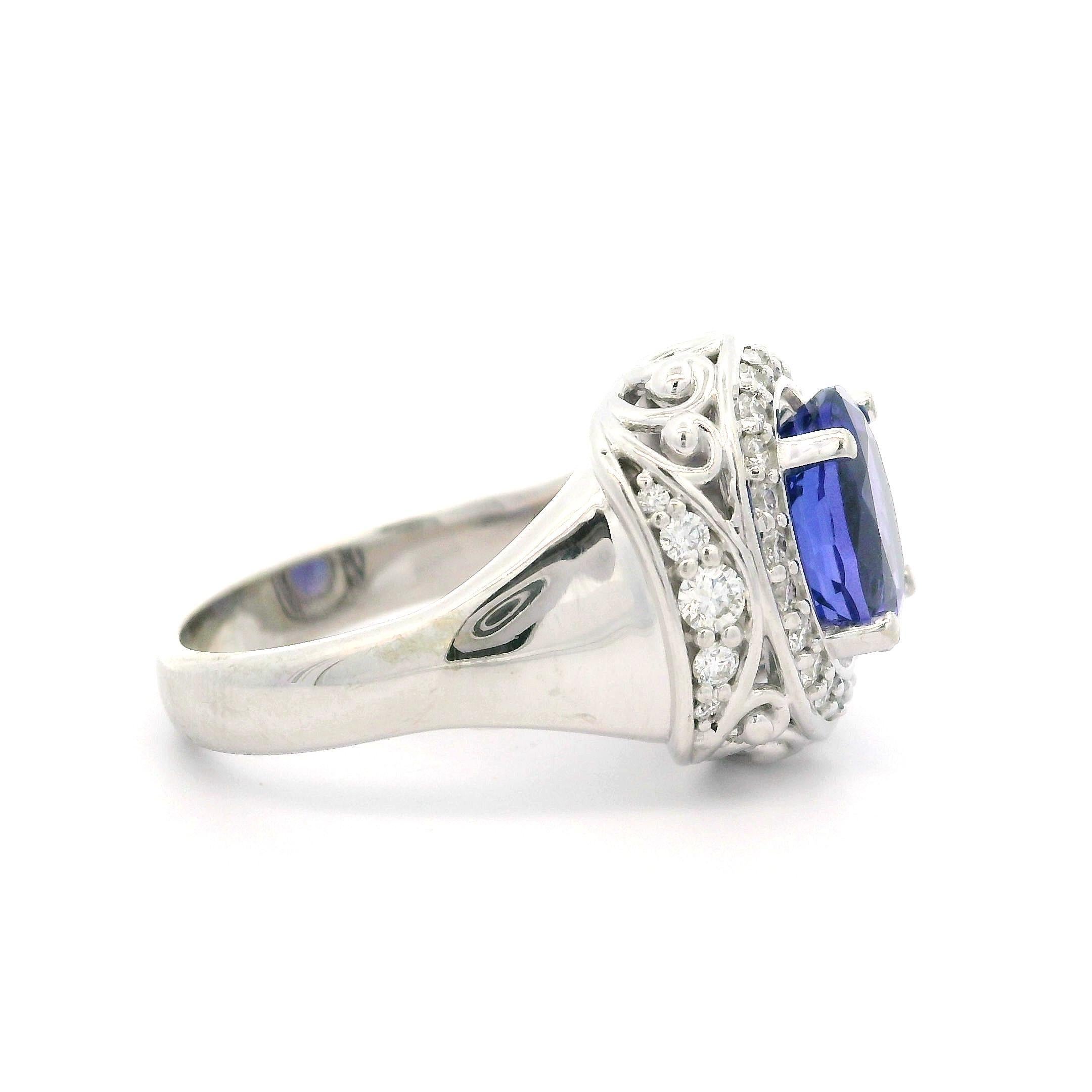 --Pierre(s) :...
(1) Tanzanite véritable naturelle - taille ovale - sertie - belle couleur bleu violet - 10.1x8.2mm - 3.51ct (approx.)
(32) Diamants naturels authentiques - taille ronde brillante - sertis - couleur G/H - pureté VS2/SI1 - 0,55ctw