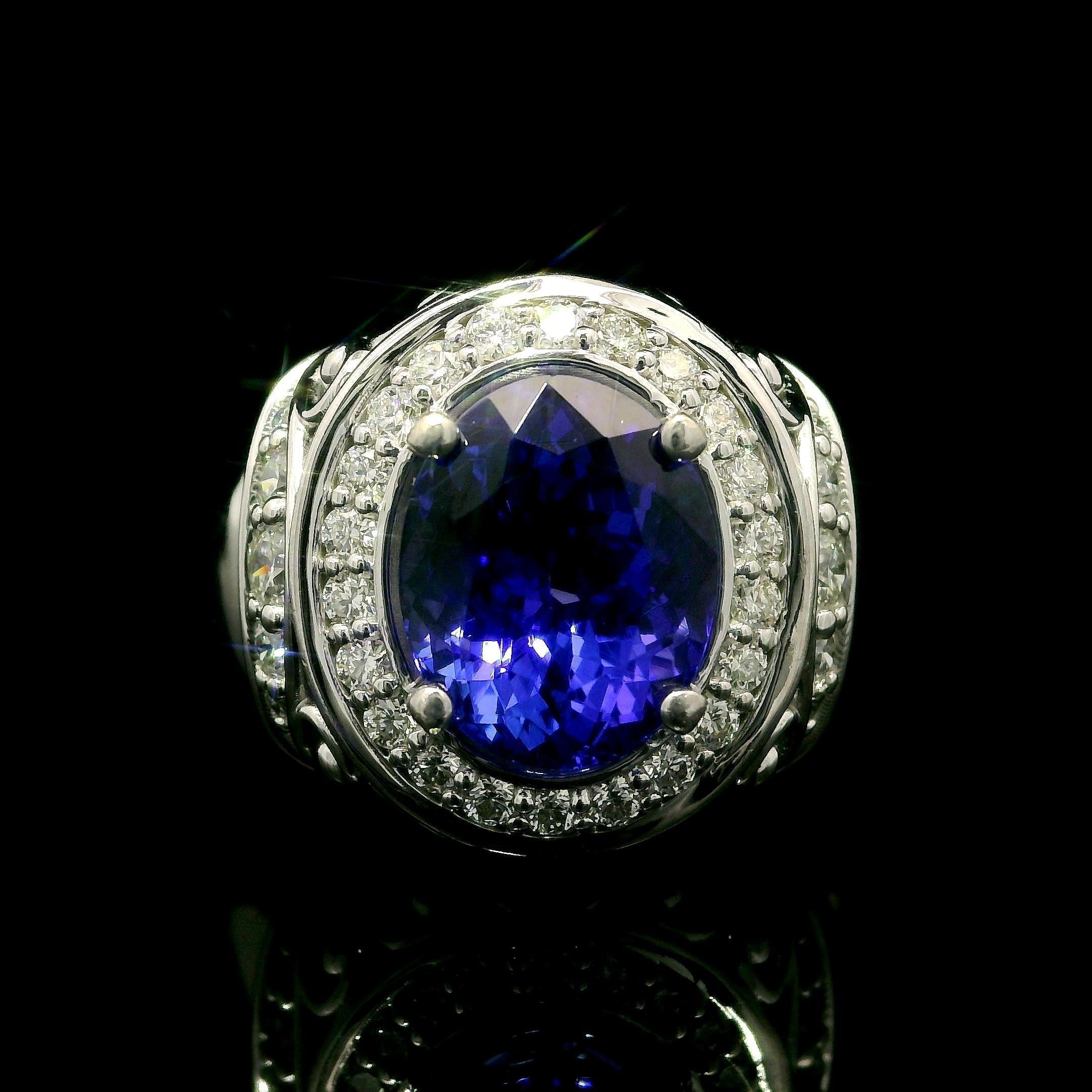 Taille ovale Bague bien faite en or blanc 14 carats avec tanzanite ovale de 4,06 carats et diamants en vente