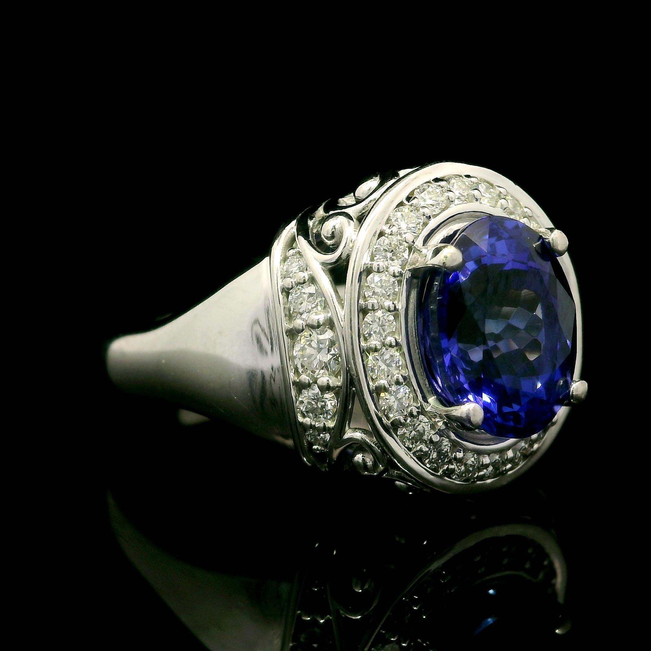 Bague bien faite en or blanc 14 carats avec tanzanite ovale de 4,06 carats et diamants Excellent état - En vente à Montclair, NJ