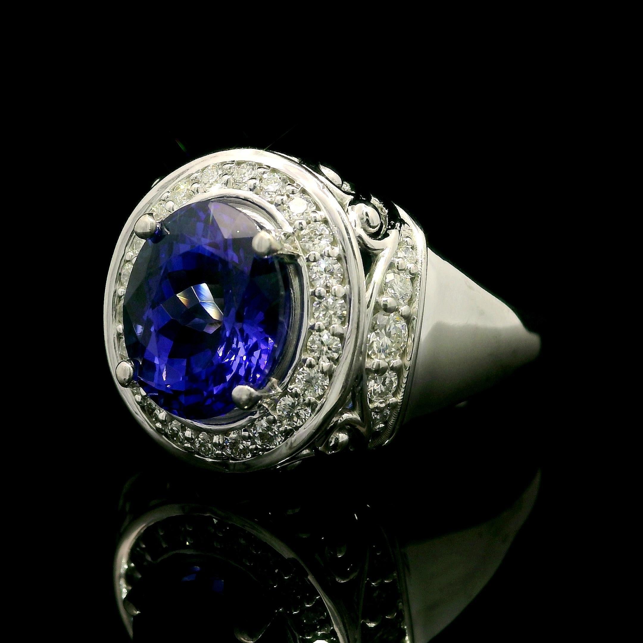 Bague bien faite en or blanc 14 carats avec tanzanite ovale de 4,06 carats et diamants Pour femmes en vente