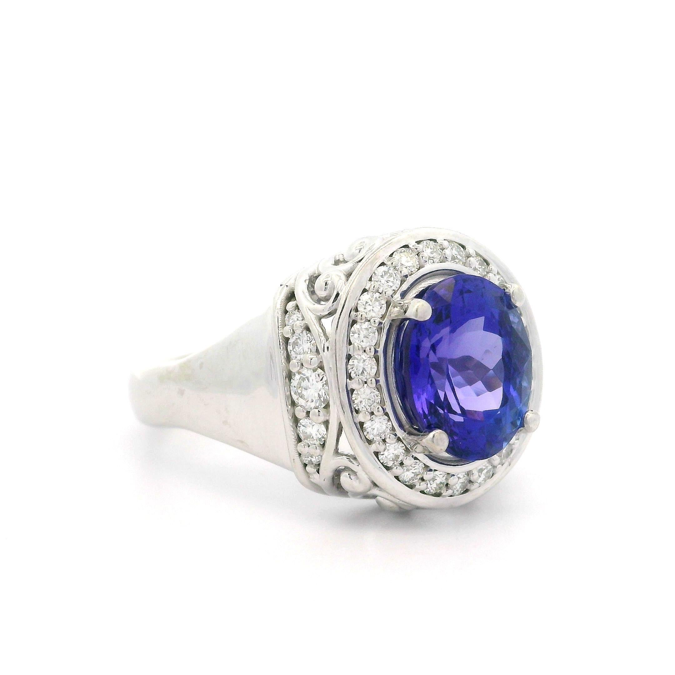Bague bien faite en or blanc 14 carats avec tanzanite ovale de 4,06 carats et diamants en vente 2