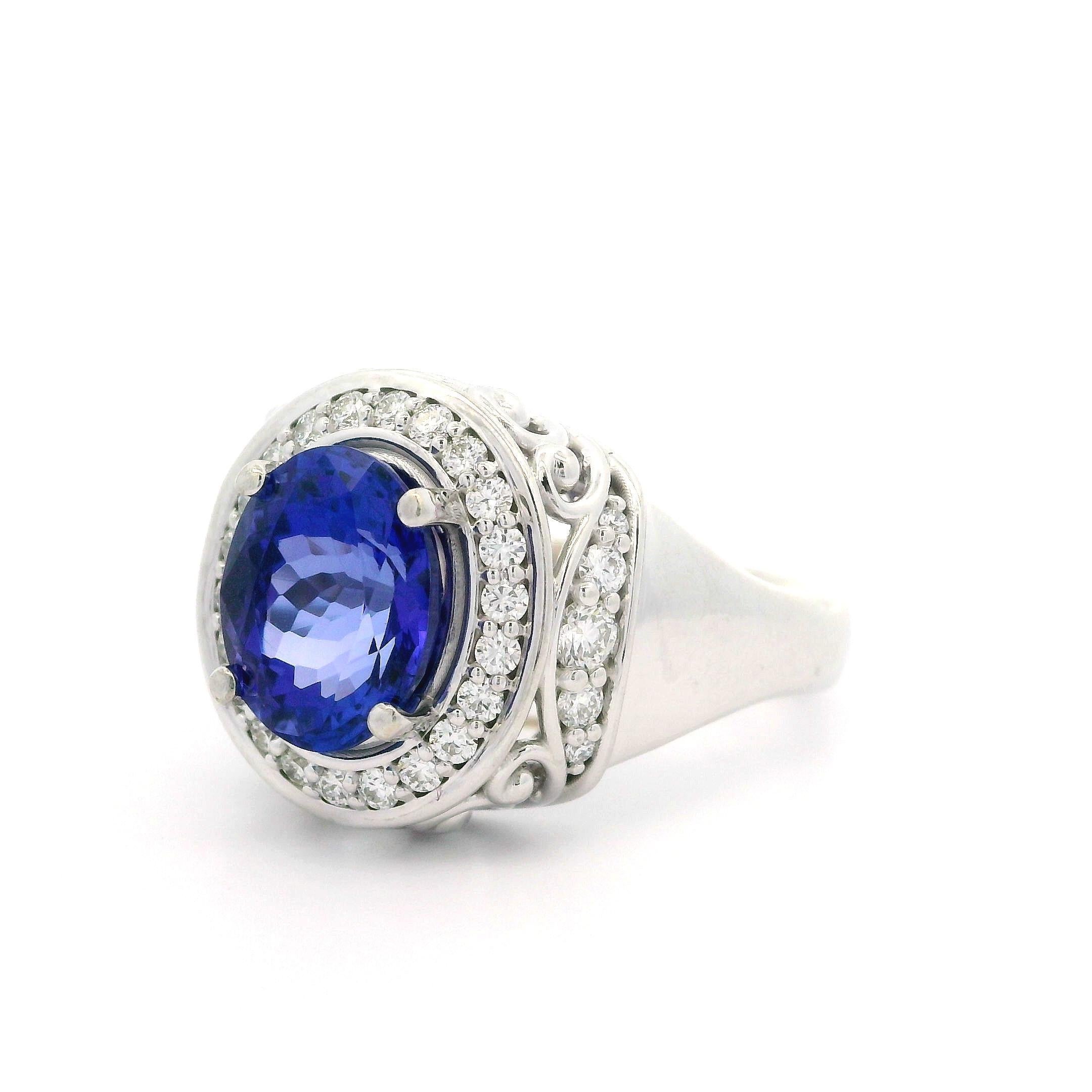 Bague bien faite en or blanc 14 carats avec tanzanite ovale de 4,06 carats et diamants en vente 3