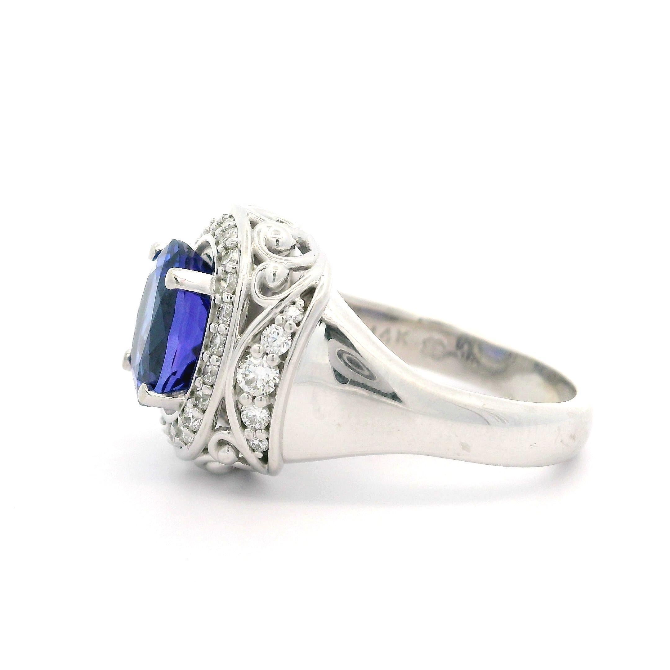 Bague bien faite en or blanc 14 carats avec tanzanite ovale de 4,06 carats et diamants en vente 4