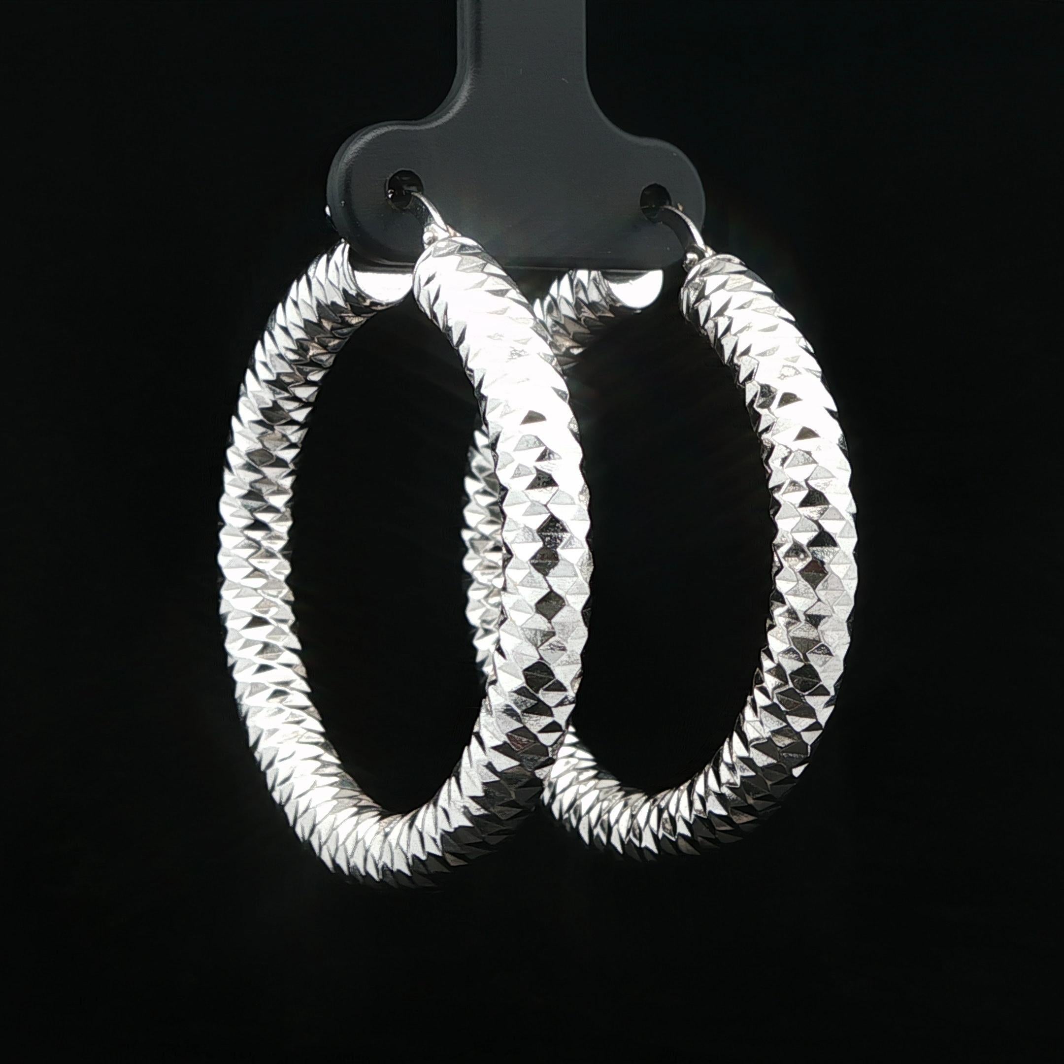 Pendientes de aro de tubo de oro blanco macizo de 14k con corte de diamante facetado de 40 mm en venta 6