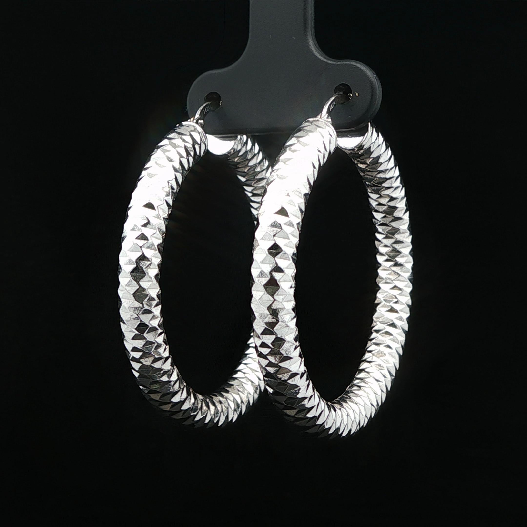 Pendientes de aro de tubo de oro blanco macizo de 14k con corte de diamante facetado de 40 mm en venta 7