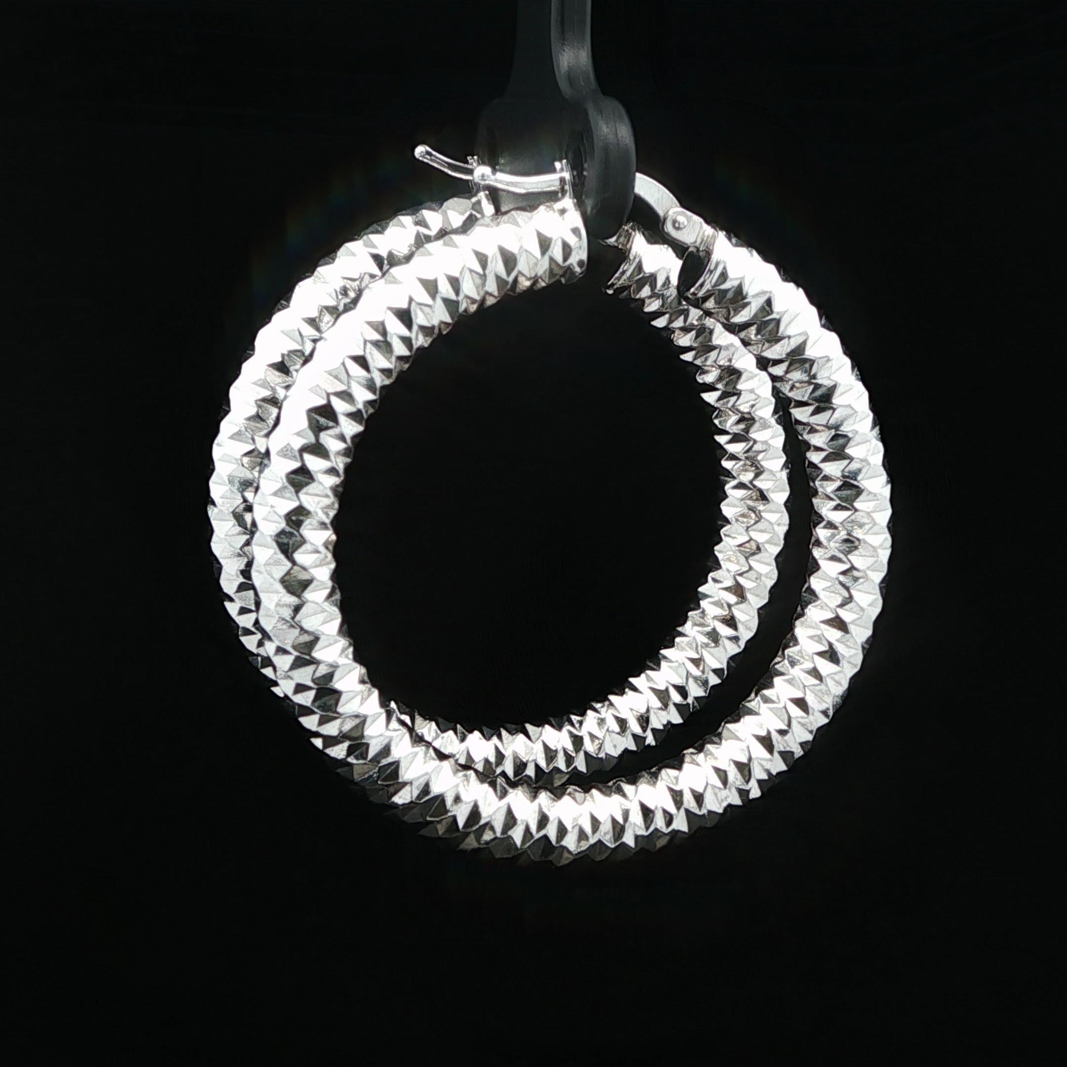 Pendientes de aro de tubo de oro blanco macizo de 14k con corte de diamante facetado de 40 mm en venta 8